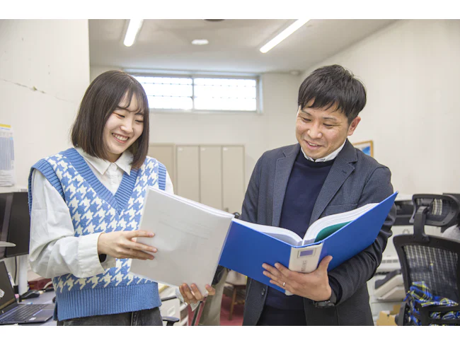 スタッフは穏やかなメンバーばかり。分からないことがあっても、仲間がすぐにフォローしてくれる風通しの良い社風です。未経験でも安心してスタートできる環境です。