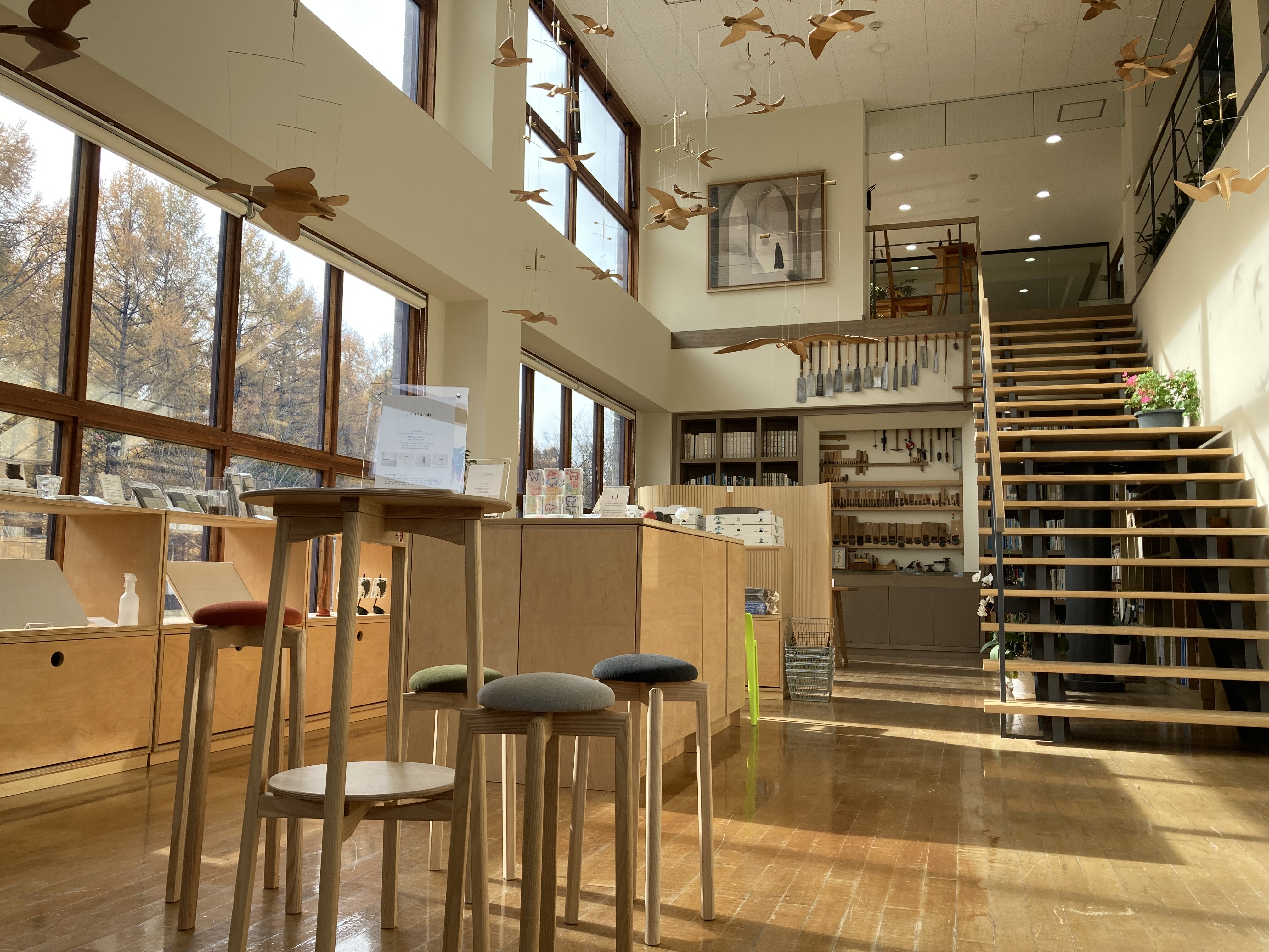 正面入口内観です。2階がショールームスペースとなっております。