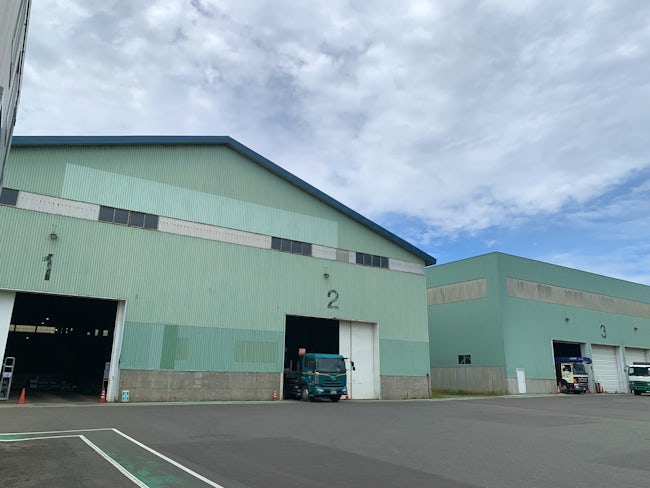 画像は北広島の倉庫全景。実に5ヤードあります。道内でもかなり大きな規模の倉庫です。鋼材輸送は景気に左右されない仕事なので､安定した収入を得られます。