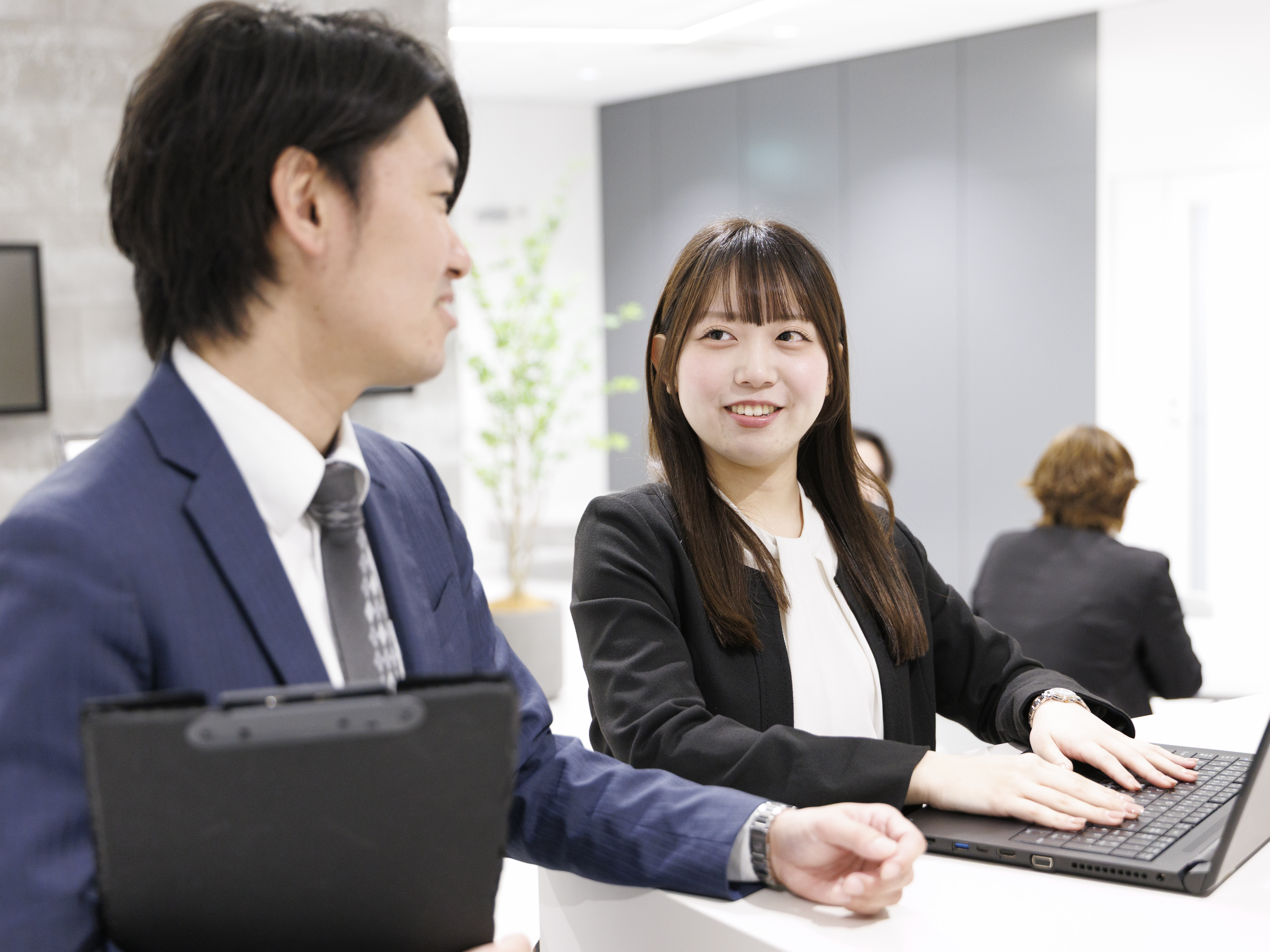 【JR札幌駅北口より徒歩3分（地下鉄15番出口からなんと1分！）】オフィスは札幌駅からスグの場所です。仕事終わりのショッピングや習い事にも便利な環境で、充実したワークライフバランスを実現しませんか。