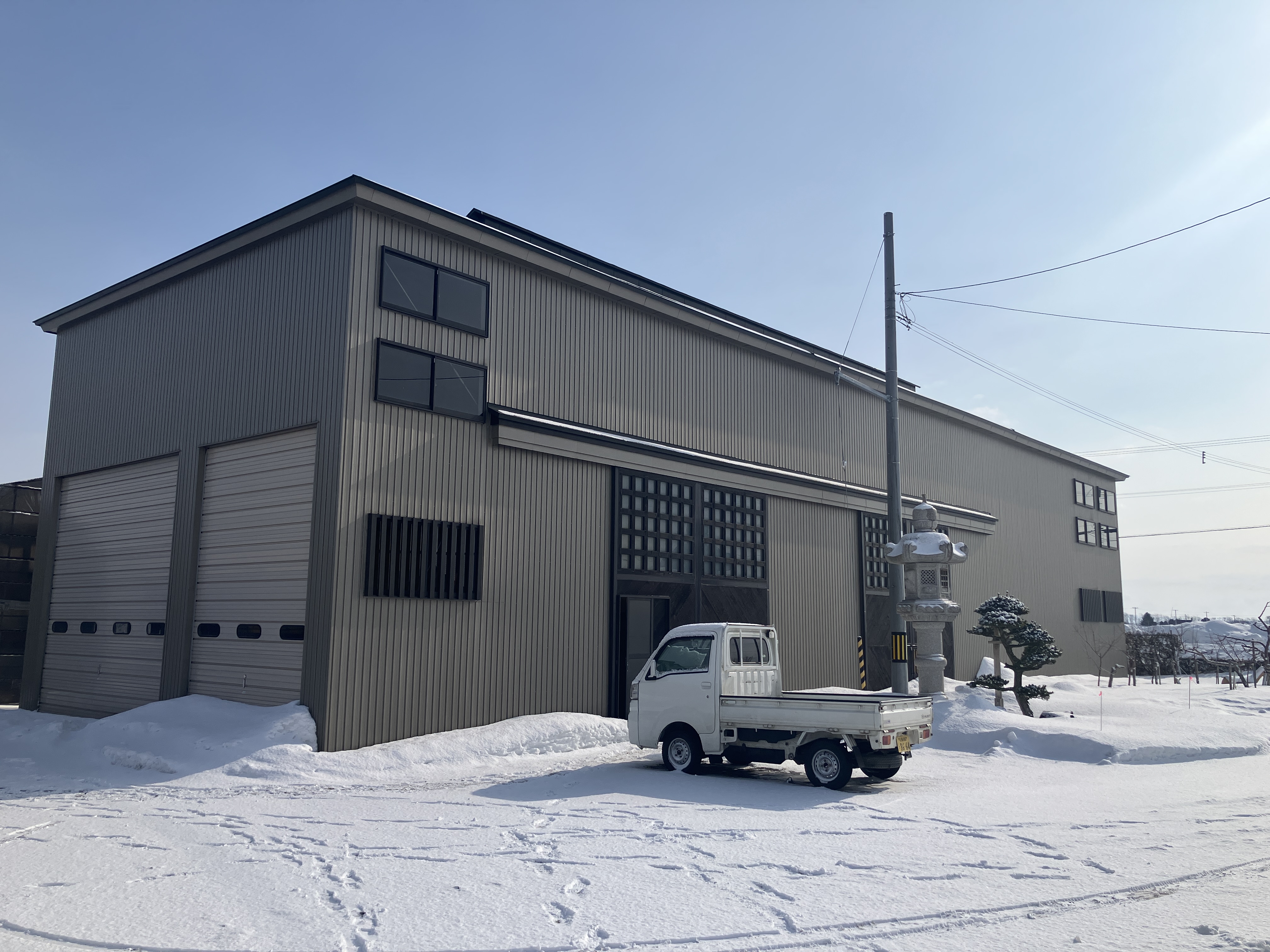 【社長はとにかく聞き上手】社長の清水は「何でも相談してほしい」というスタンス。仕事の悩みはもちろん、プライベートな相談も気兼ねなくできる雰囲気です。少人数だからこそ、一人ひとりを大切にする職場です。