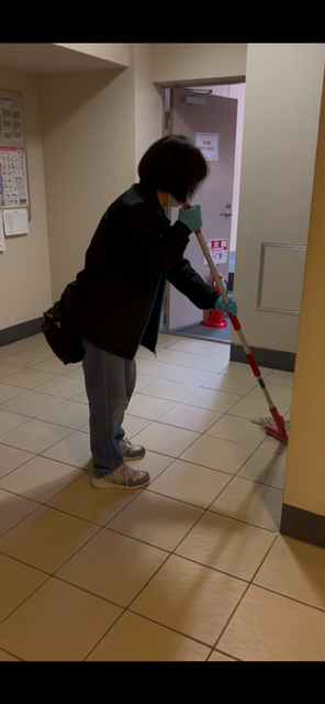 美装風景です。
未経験の方は、まずは先輩について清掃の流れを覚えていただきます。少しずつ、あなたのペースで大丈夫です。