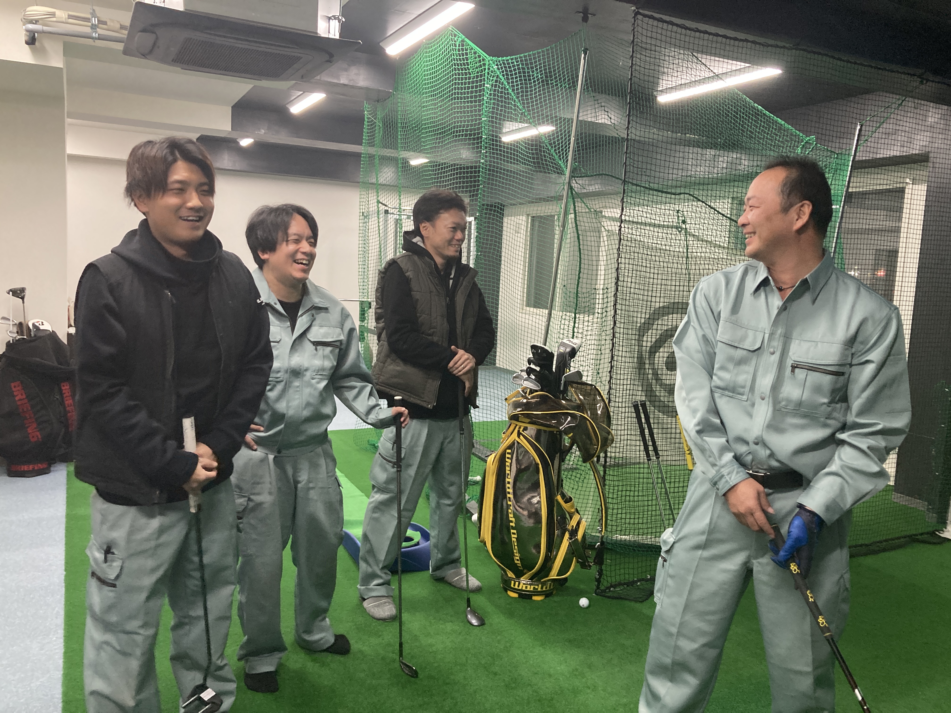 事務所2階にはゴルフシミュレーターやトレーニングマシン、ダーツなど、社員がリフレッシュできる設備を用意しています。仕事終わりに同僚と汗を流したり、趣味の話で盛り上がったりすることも。