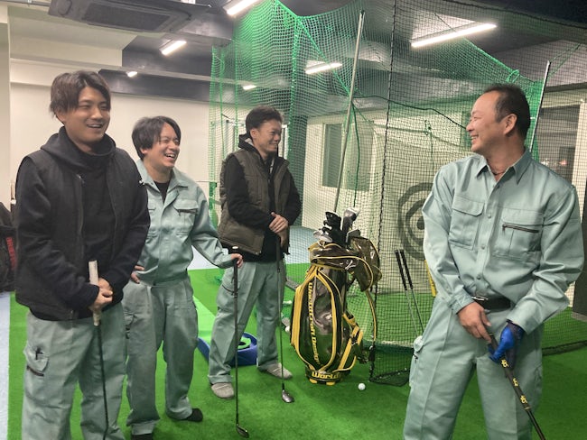 事務所2階にはゴルフシミュレーターやトレーニングマシン、ダーツなど、社員がリフレッシュできる設備を用意しています。仕事終わりに同僚と汗を流したり、趣味の話で盛り上がったりすることも。