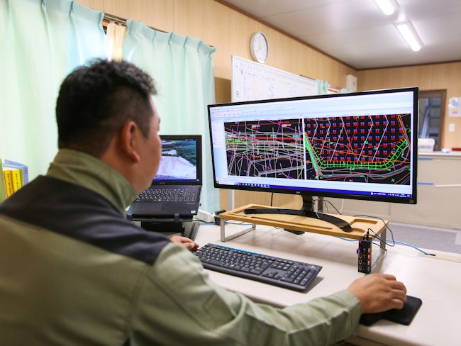公共事業では、施工状況の証明などを重視するため、必然的にPCでの作業も多くなります。「デキスパート」という土木工事施工管理システムを使用しますが、操作方法はとてもシンプルです。