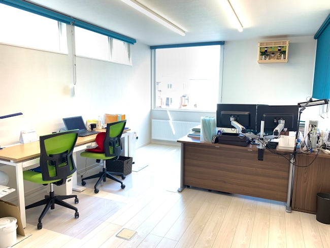 現在営業は社長と50代社員の二人で20〜40代はいません。若手の方にとっては二人のプロフェッショナルからじっくり教えてもらえる環境だと言え、50代以上の方にとっては同年代がいるという安心感があると言えますね♪