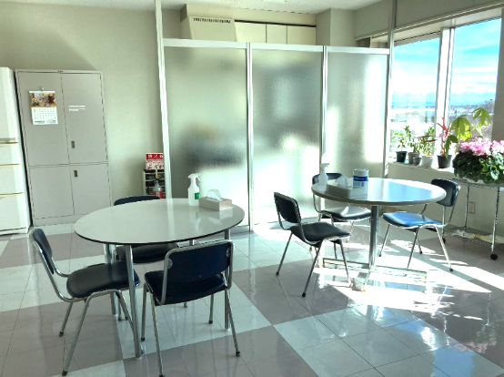 休憩スペースなど、スタッフが毎日気持ちよく働けるようなスペースを作っています。総務部の担当として、スタッフの業務を支えてあげて下さいね。