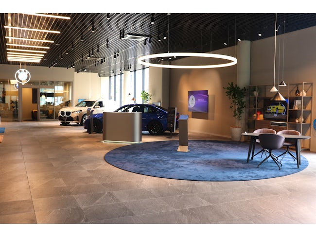 BMW月寒営業所は2025年4月にリニューアルオープン!こちらはショールームの写真です。新しくきれいな店舗で働けます。