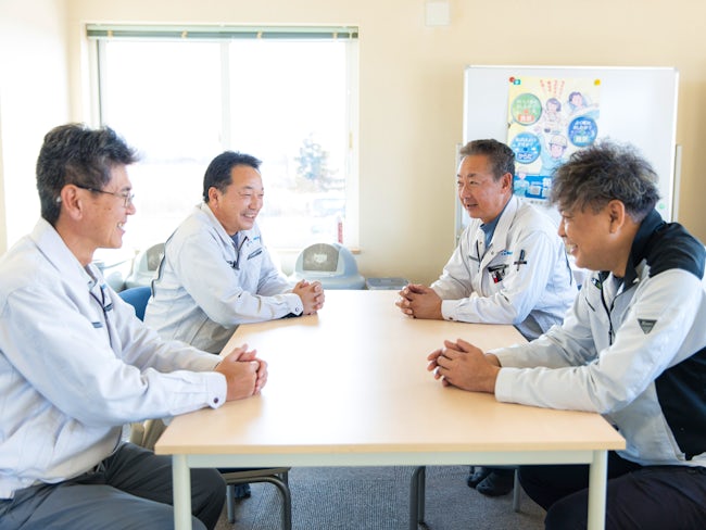 ベテランが多く、良い意味で遠慮なく話せる環境です。研修カリキュラムなどはありませんが、やってみながらスタイルで、人にあわせて教えています。