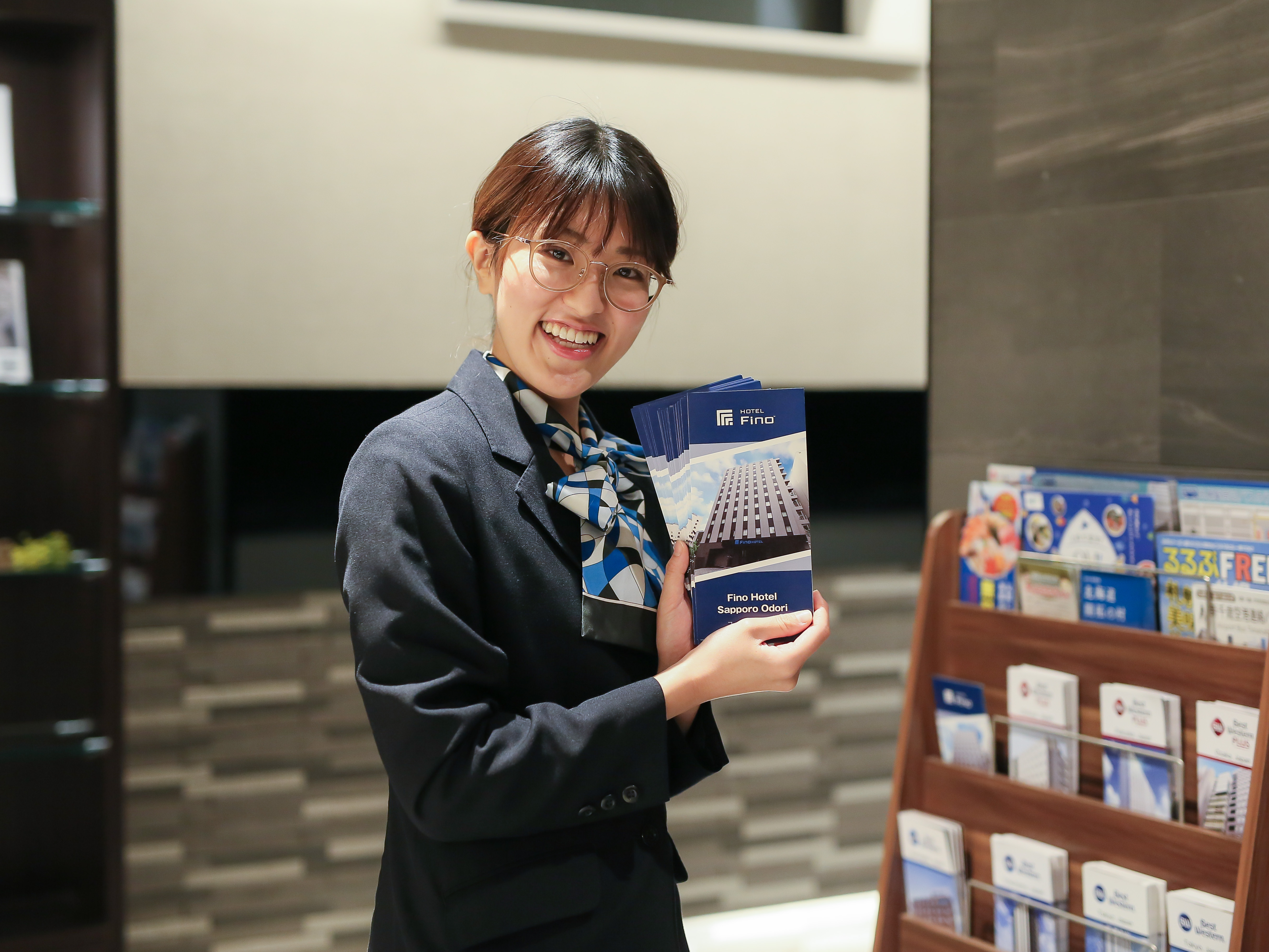 人と話す事が好き、語学に興味があるという方には特に最適な環境です。お客様と話すのはチェックイン・アウト時がほとんど、大体は周りの飲食店情報や目的地までの案内ですが、そんな会話の中でも楽しさがあります。