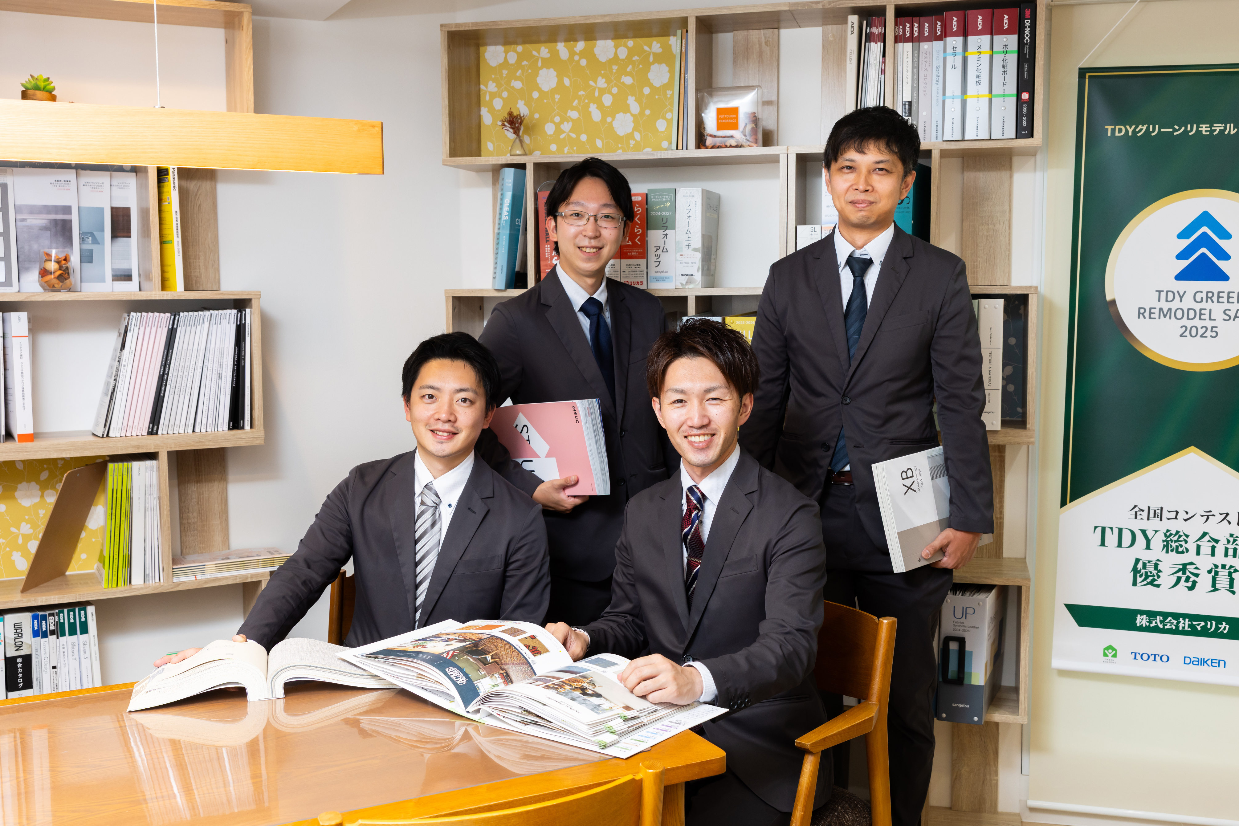 有給休暇の取得率は100％！誕生日休暇や長期休暇（GW・お盆・年末年始）も充実しています。残業も少なく月平均16時間程度で、仕事が終わればサッと帰るメリハリのある文化が根付いています。