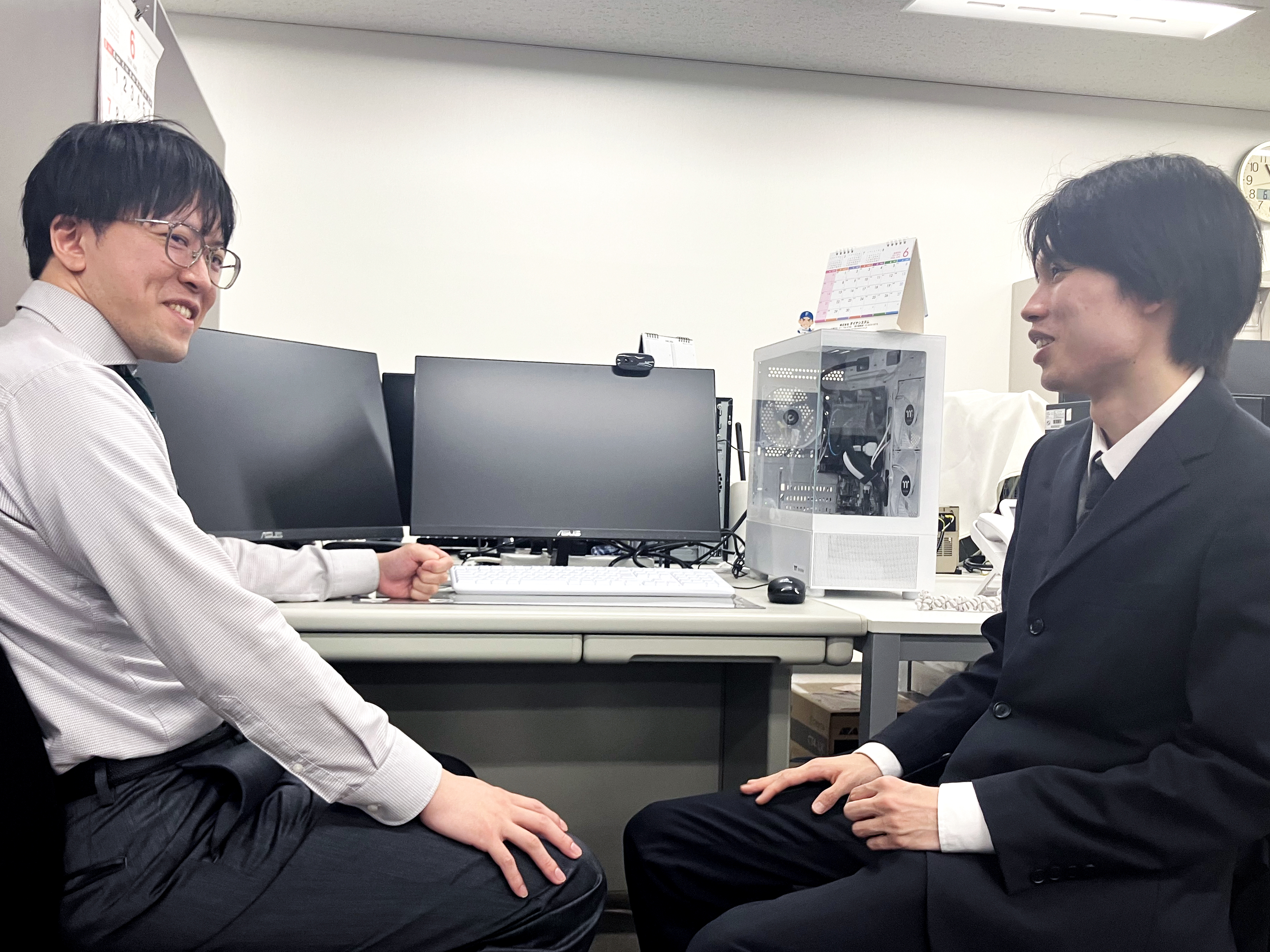 教育担当や社歴の長い社員と近くなるようにデスクを配置。なんでも相談しやすい環境です
