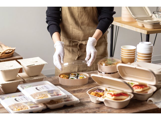 この写真のような食品に関わる容器や包装資材を扱っています。商品数が非常に多く「何円何十銭」といった普段使わない単位に戸惑うかもしれません。ベテラン社員が豊富な知識と経験を活かし、成長をサポートします。