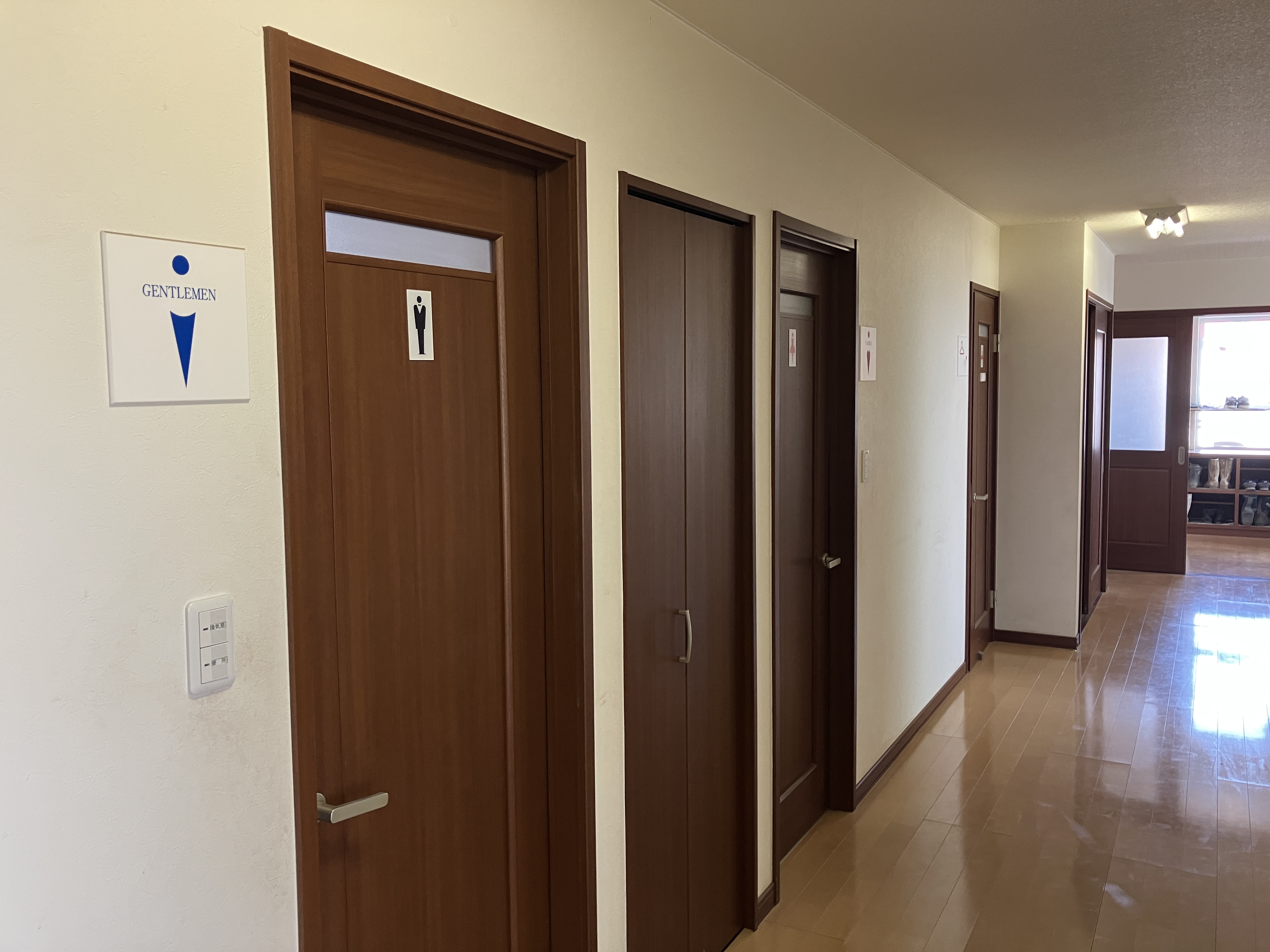 清潔感のある男女別水洗トイレのほか、同じく男女別のシャワールームも完備しています。冷暖房完備の休憩所も完備。お昼寝も可能です。