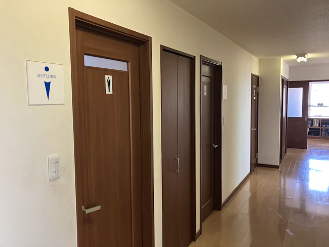 清潔感のある男女別水洗トイレのほか、同じく男女別のシャワールームも完備しています。冷暖房完備の休憩所も完備。お昼寝も可能です。