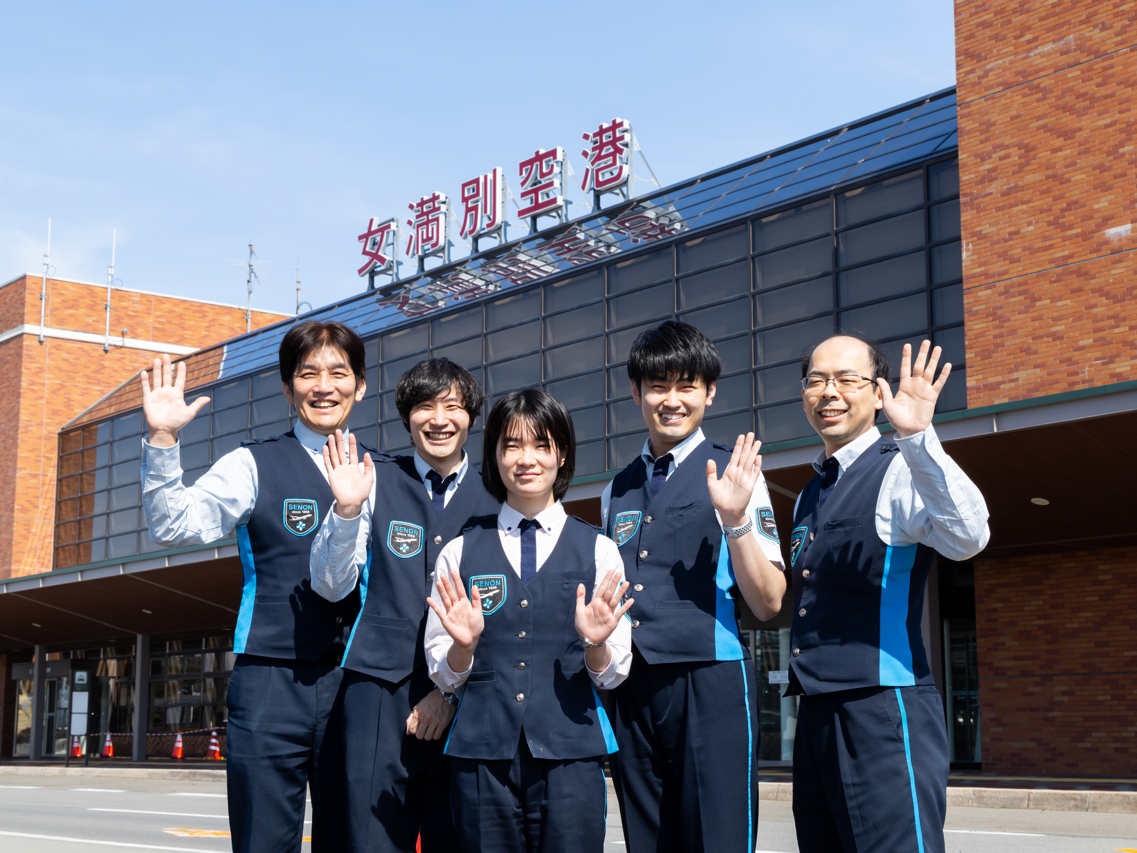 今活躍しているスタッフはスーパーなどの民間企業や、自衛隊・警察など、元はバラバラの業種に勤めていた方々。
高校卒業と同時に入社し、社会人経験も警備業経験も0からスタートしているスタッフもいますよ！