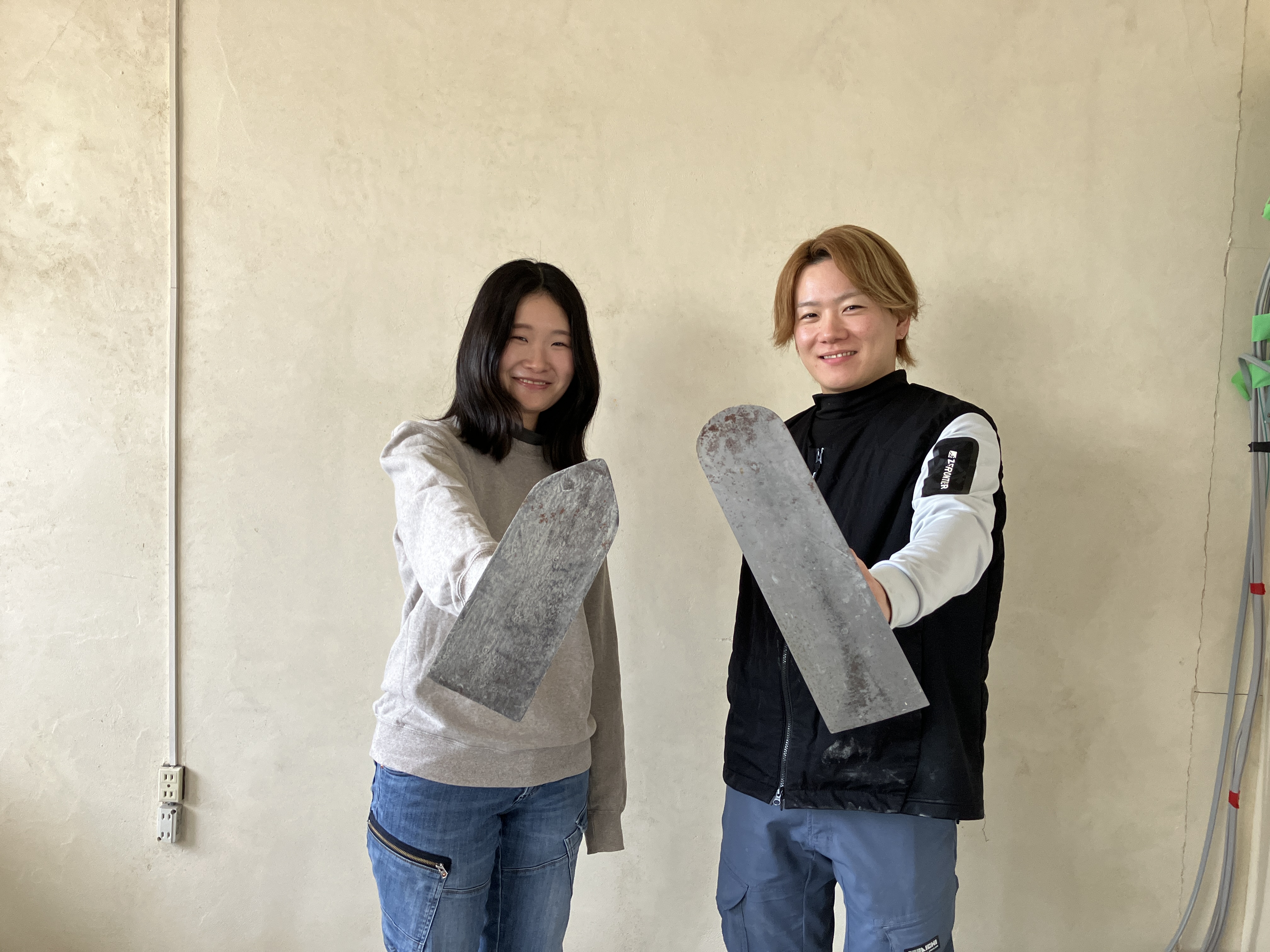 左：堀内さん（30歳／入社3年目／オフィスワークや美装などの経験）、右：佐藤さん（31歳／入社3年目／カフェなどの飲食や接客業をメインとしながら、過去には土木作業なども経験）