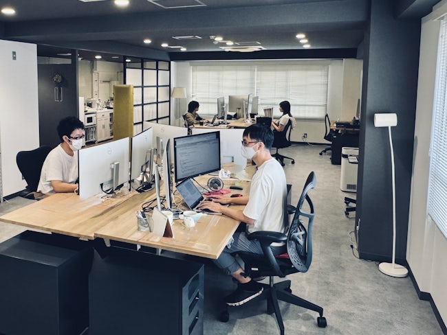 デスクは昇降式で幅も奥行きも広く、社員一人ひとりのスペースがとても広く快適です。