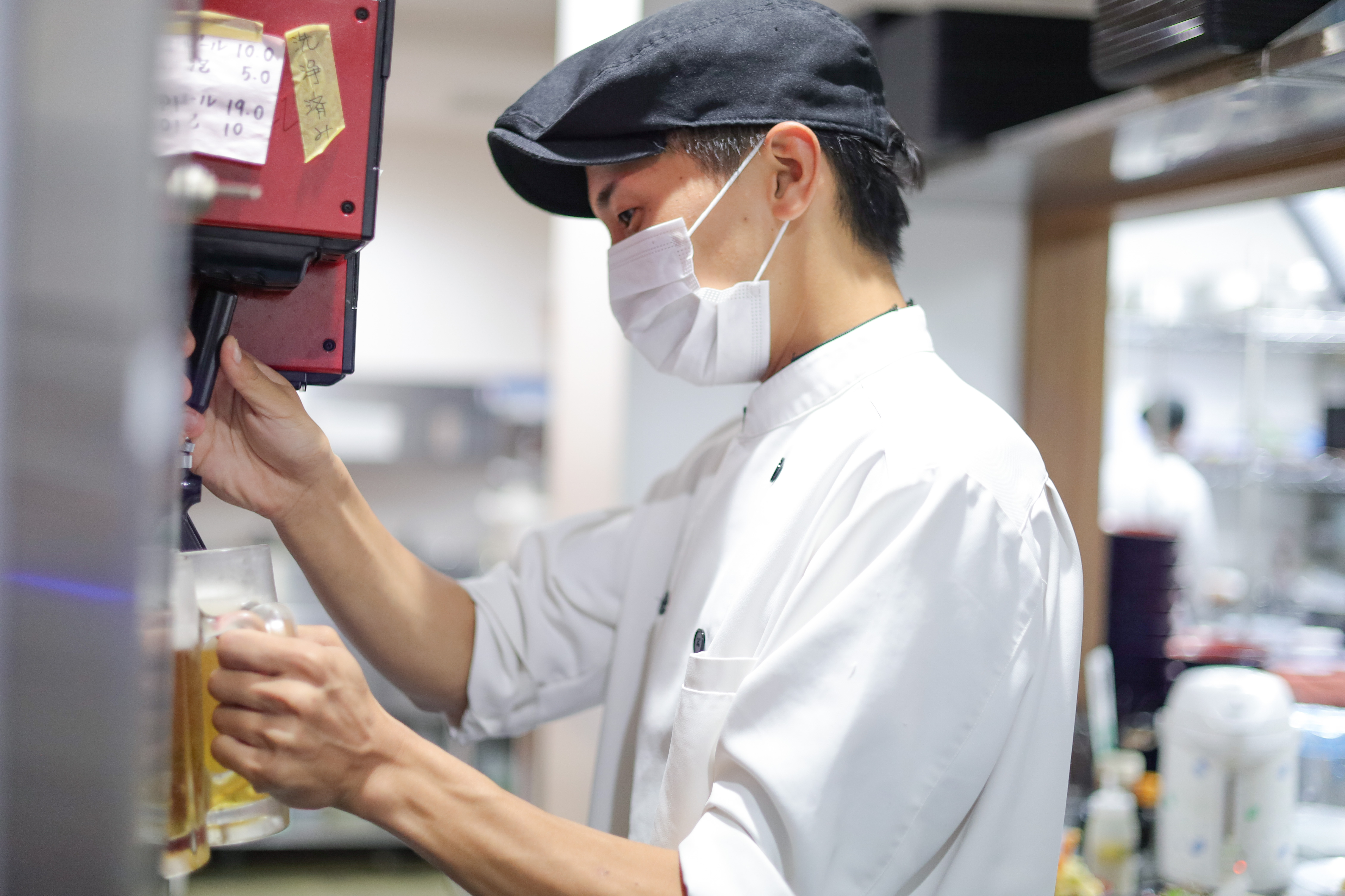 ＜チームでのお店づくり＞店長（男性）と女性社員、そしてあなたの計4名体制。困ったときはすぐに相談できる距離感です。オープニングスタッフとしてお店づくりから一緒にやりましょう！