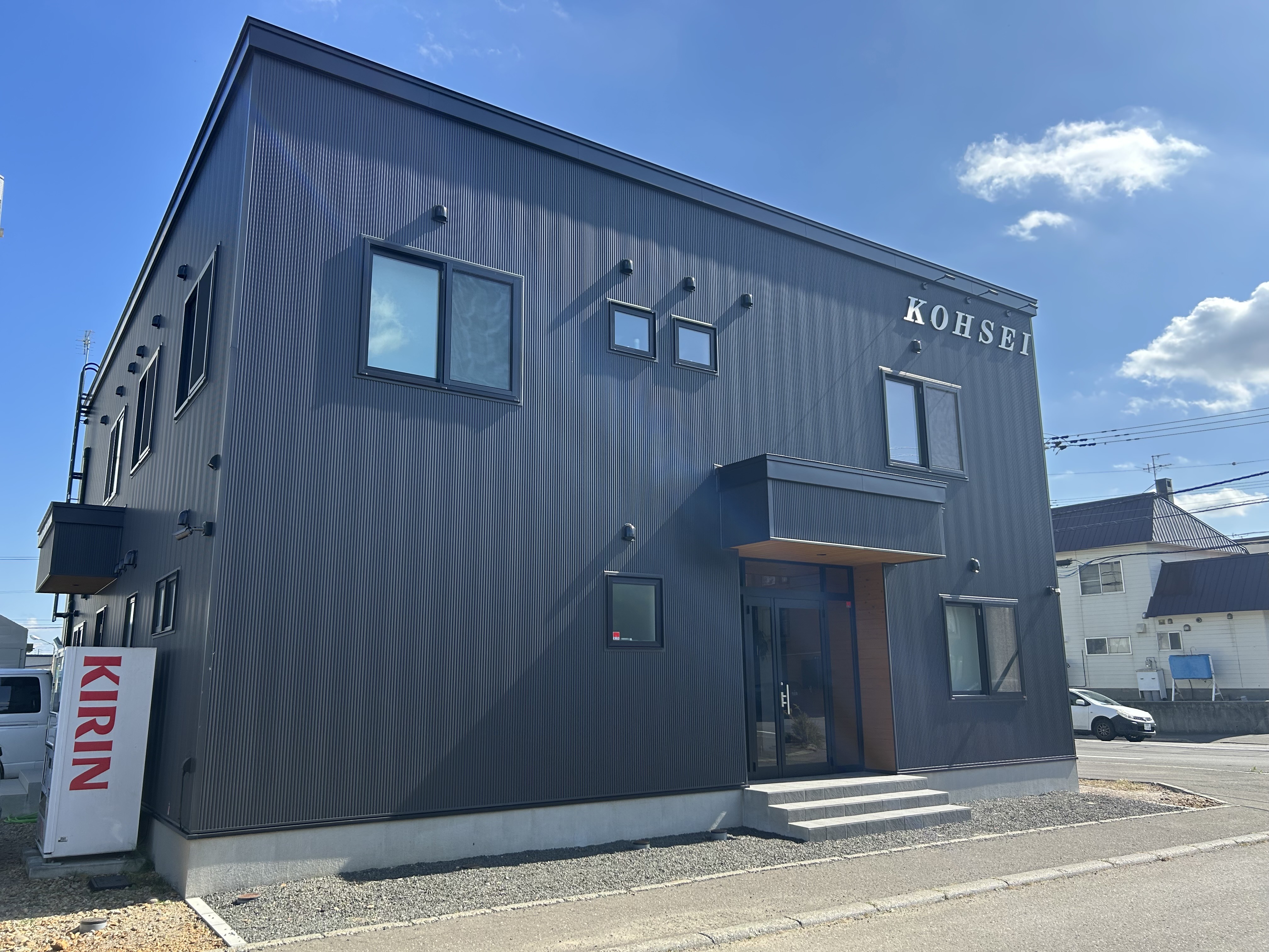 事務所は新しく建てたばかり。キレイな社内でデスクワークを行えます。