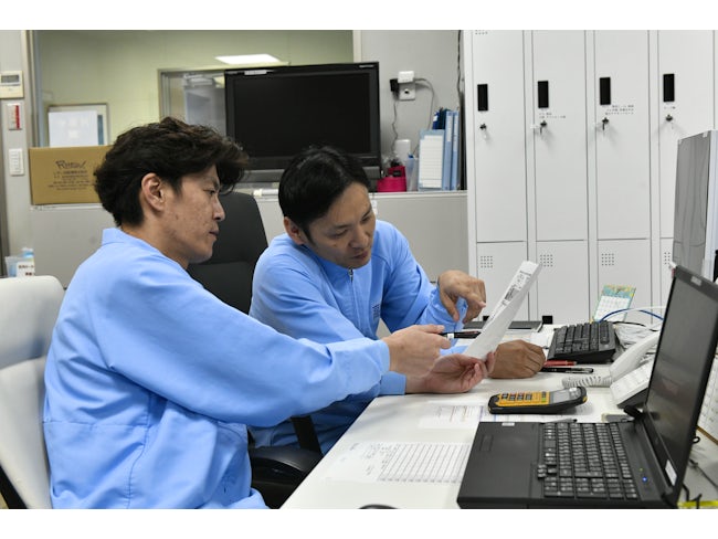 【社内連携も密に行います】開発した商品が実際に工場で作れるのか製造部と入念にすり合わせながら工場のラインテストなども行います。こういったテストを繰り返し行ったうえで、商品化が実現します。