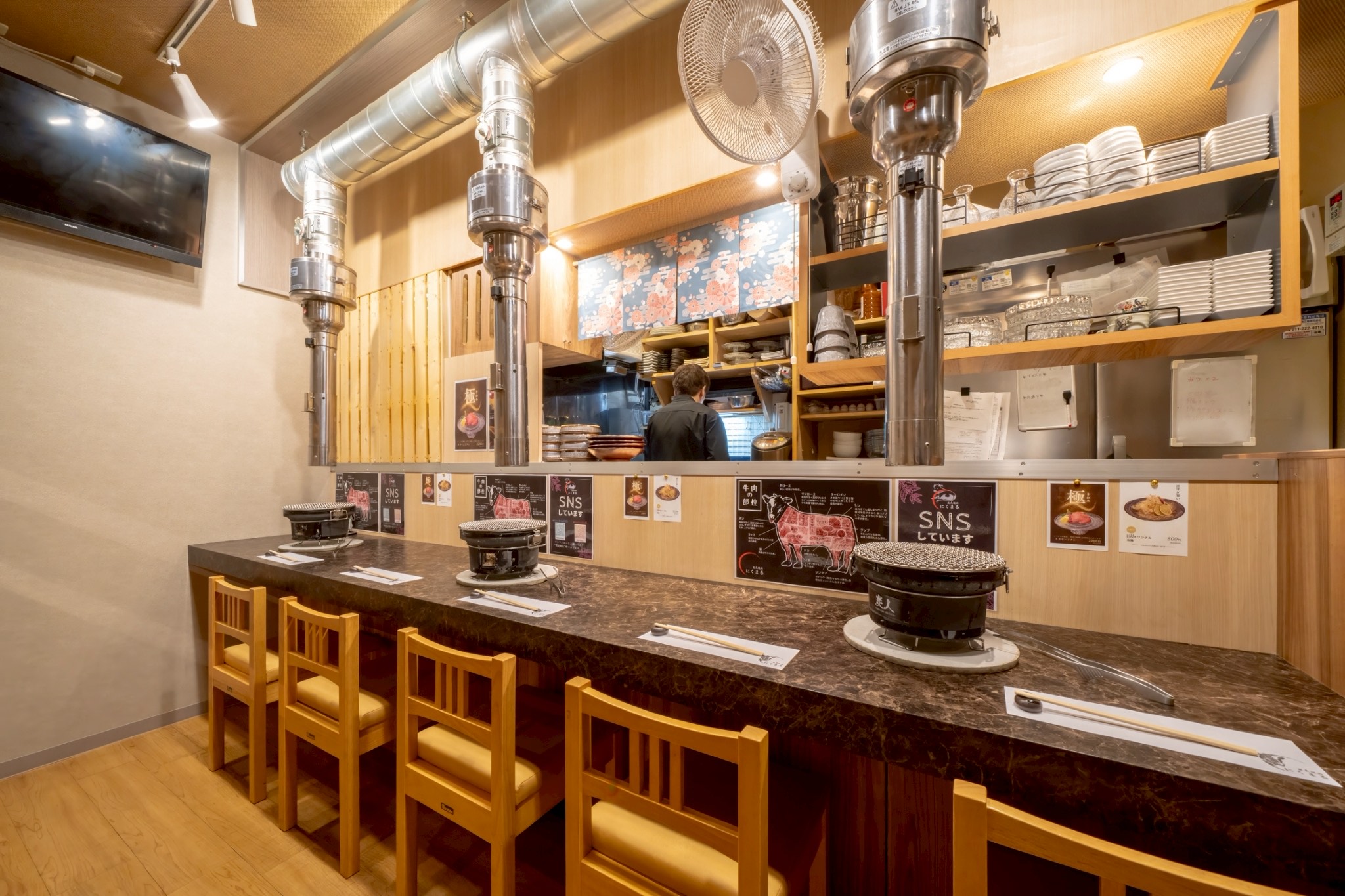 炭火焼肉にくまる　すすきの店