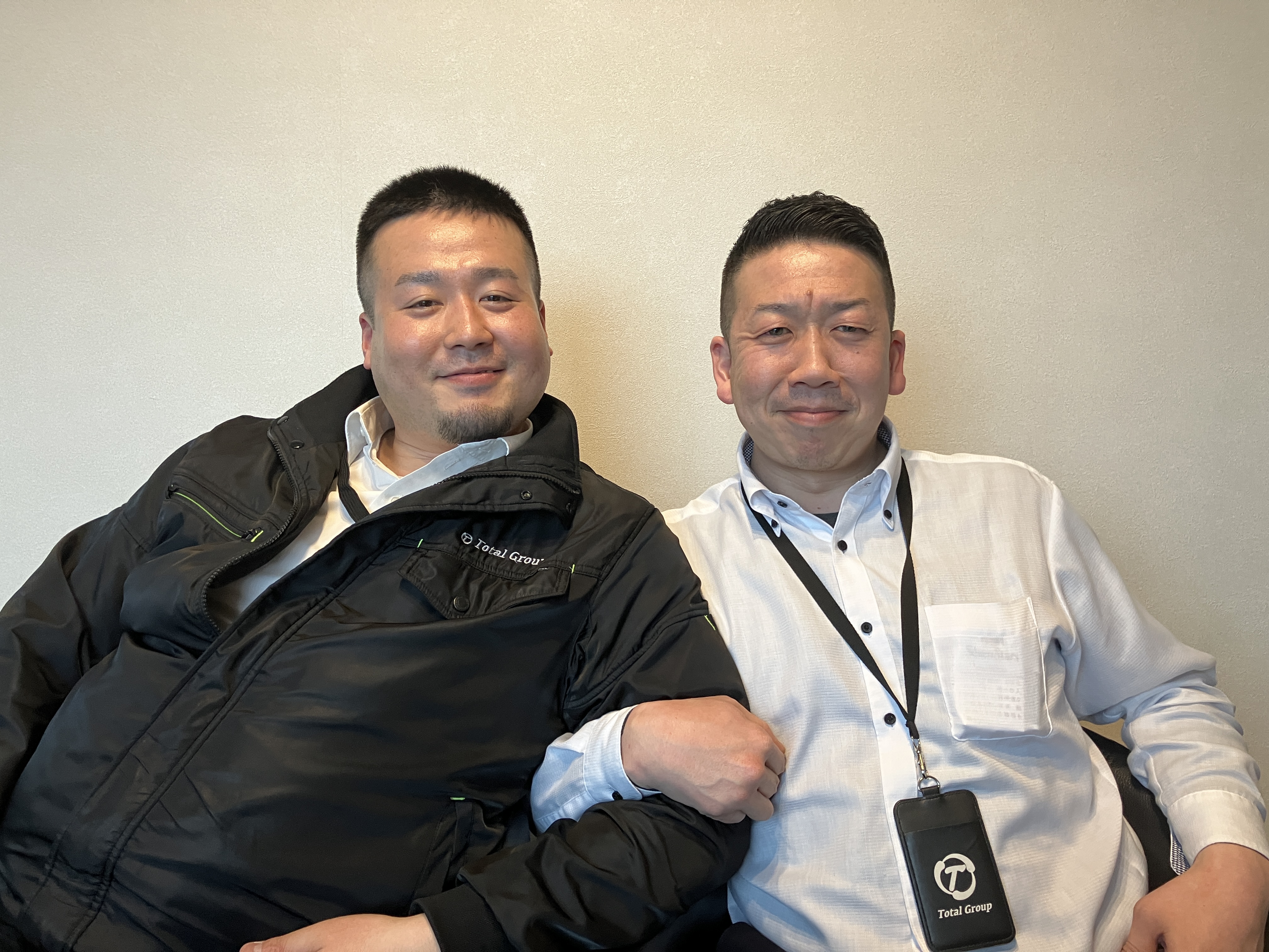 【取材班より】
気さくな求人担当2名は元ドライバー。
支援制度で普通免許から大型を取得した実績も。
運行管理も兼務し、事前相談で用事に合わせた配車を柔軟に調整。
現場を知るからこその働きやすさが魅力です。