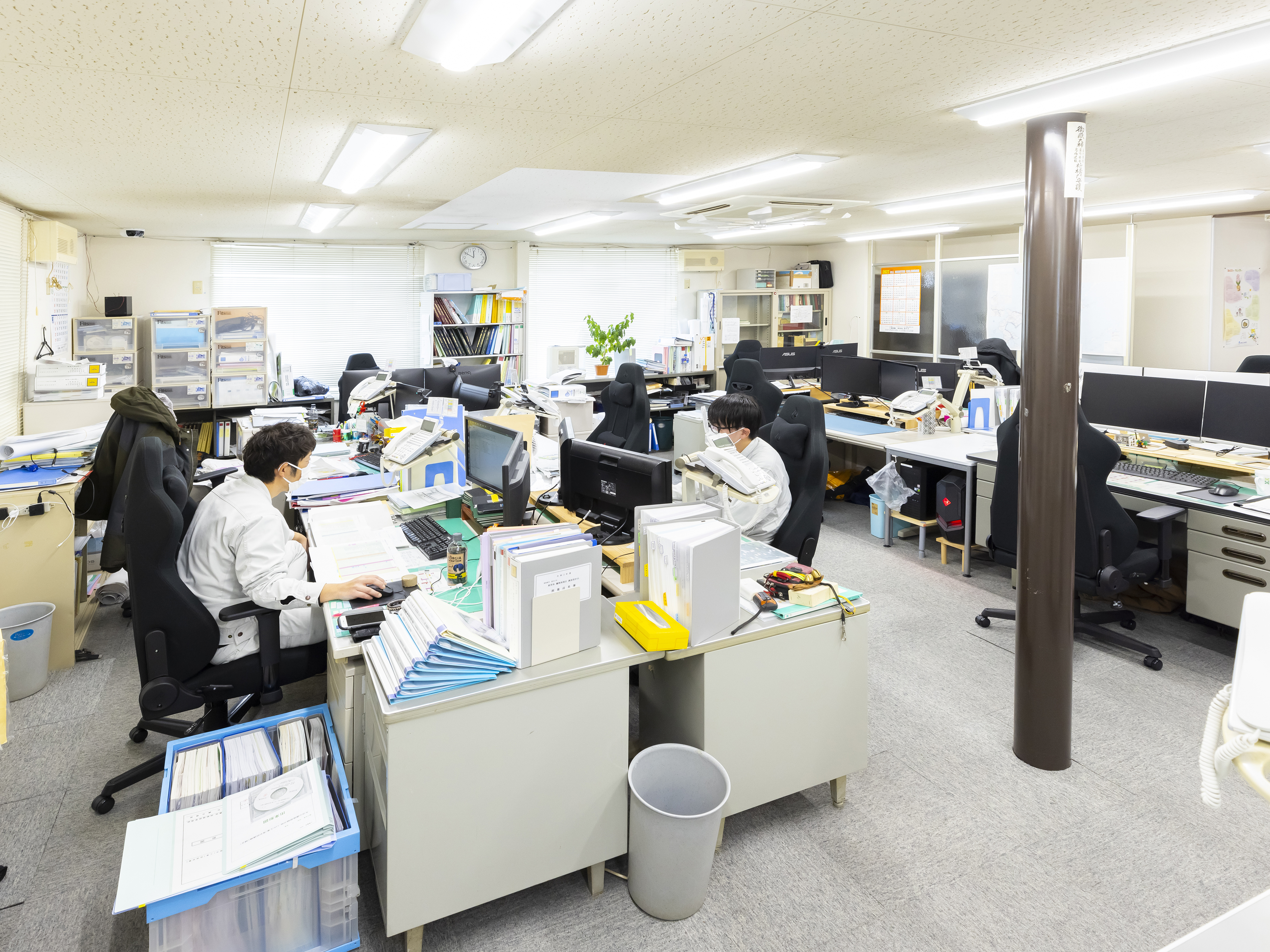 本社の屋内写真です。2022年に旭川市内（緑町）に事業室として社屋を購入。内勤業務は本社と事業室あわせて6名体制で行っており、サポート体制は万全です。事業室の新設により本社の作業スペースが広くなりました。