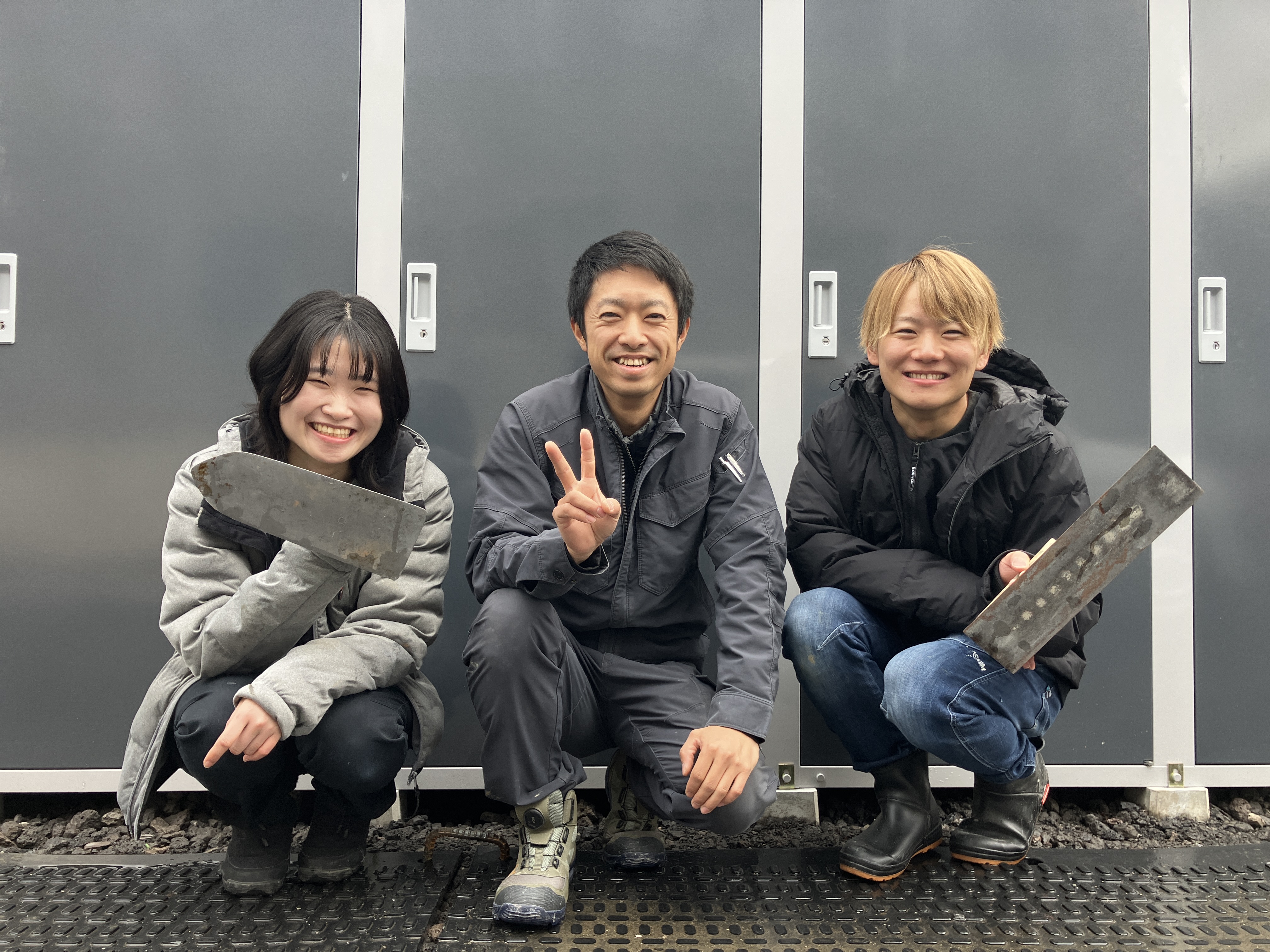 中心:社長。社長はもともと会社員(営業)として活躍していたそう｡木村さん｢会社員経験のある社長だからこそ､従業員の気持ちをすごく理解してくれていると感じます｡社長がいると会社の雰囲気もパッと明るくなりますね｣