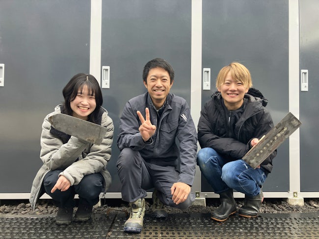 中心:社長。社長はもともと会社員(営業)として活躍していたそう。木村さん「会社員経験のある社長だからこそ、従業員の気持ちをすごく理解してくれていると感じます。社長がいると会社の雰囲気もパッと明るくなりますね」