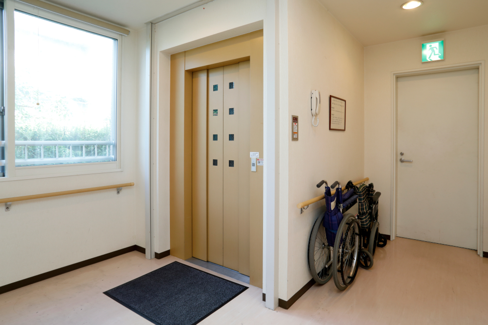 移動しやすい広々としたエレベーターホール