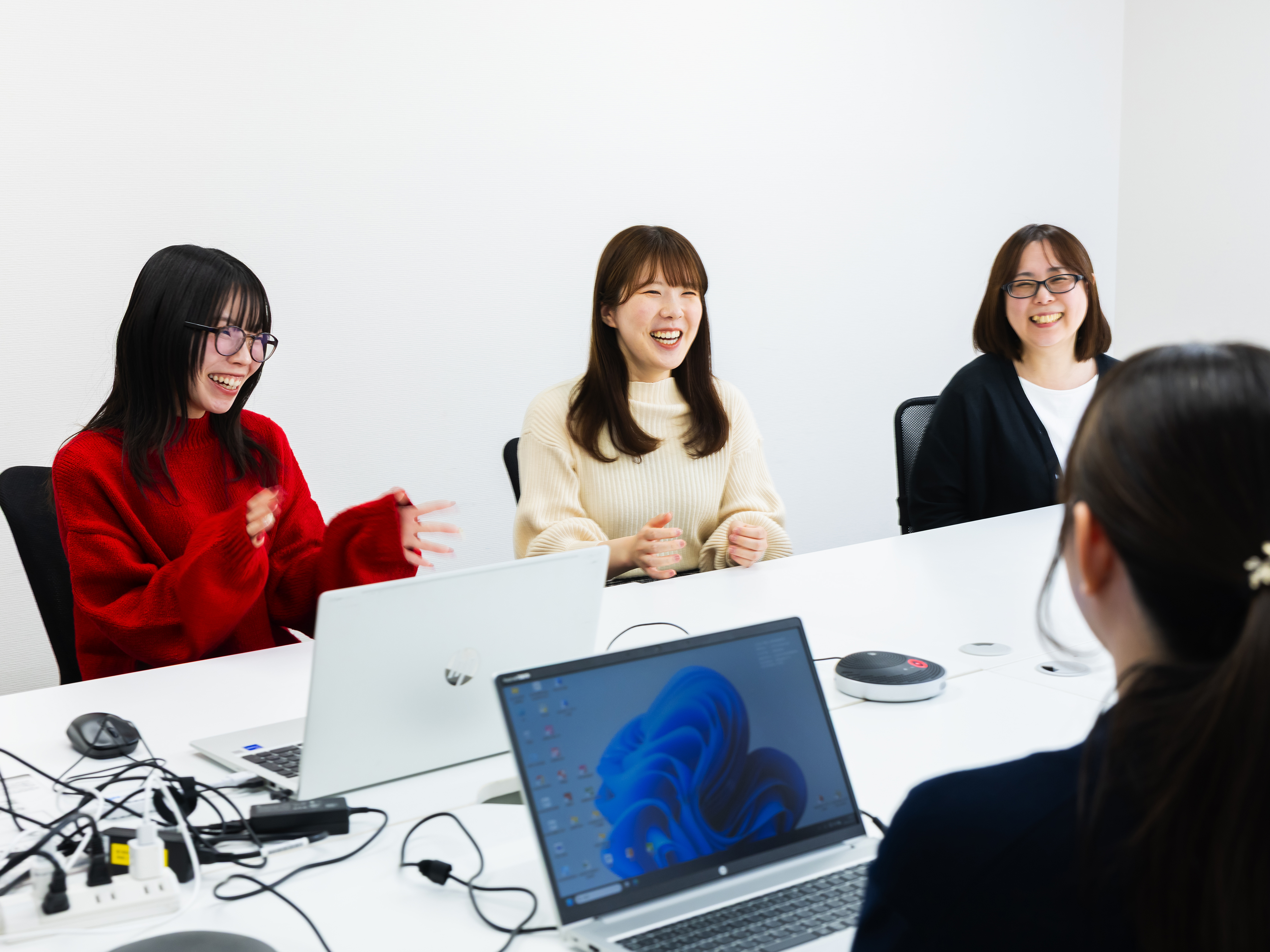 人数の多いチームには社員の数も多く配置。チーム内で「このスケジュールで終わらせるにはどうするか」など相談しあい、アイデアを出しています。