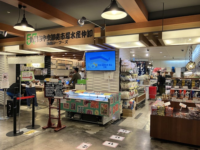 <店外観>
左が立ち食いスペース、右が販売スペース。
「立ち食い寿司」と「販売」の2つの業態で運営するのはここならでは。
「食べて美味しかったので、商品を購入する」というお客様も結構いらっしゃいます♪