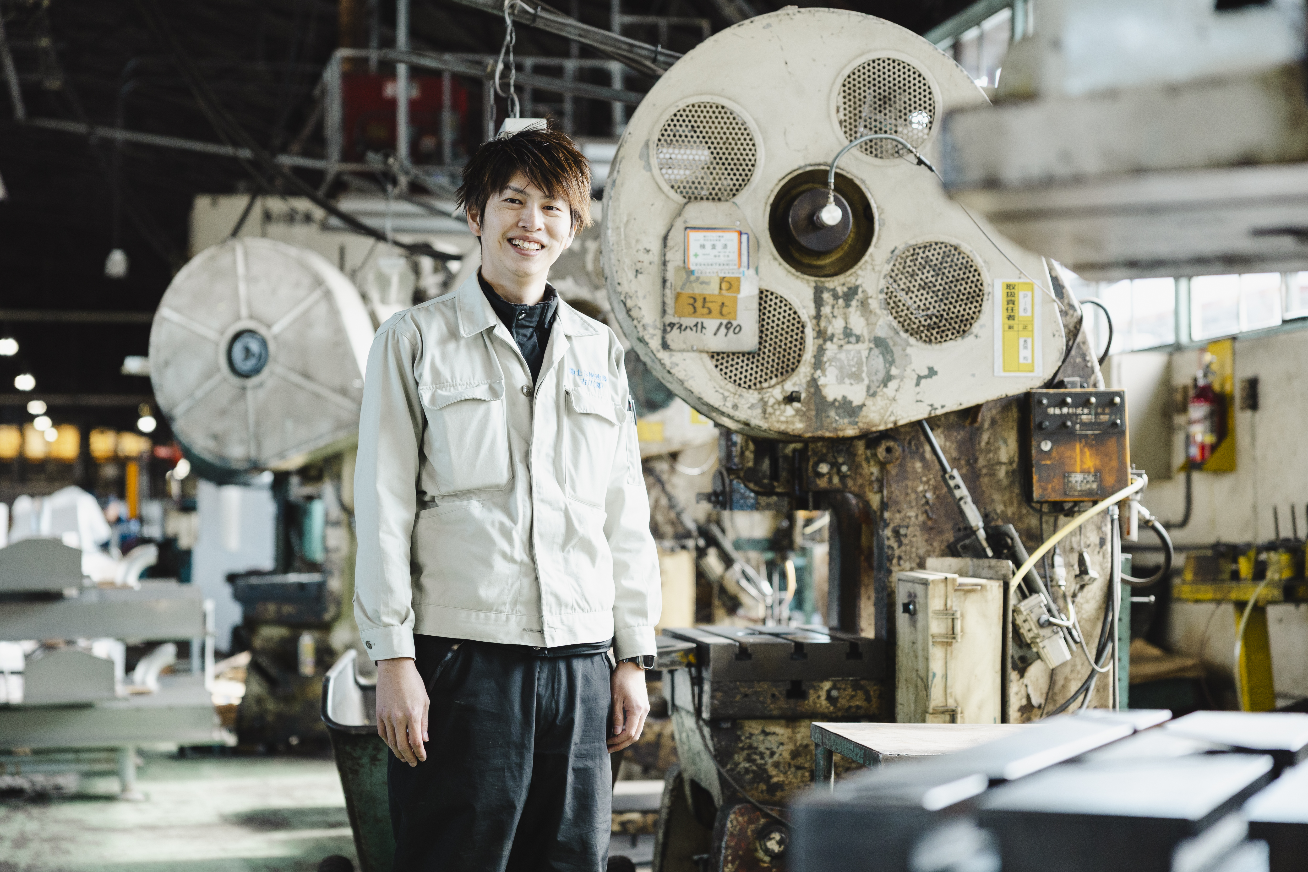 ものづくりが好きで機械や設備のメンテナンスに興味を惹かれ入社しました。酪農家さんはおおらかでやさしい方が多く、社内も年齢の近い先輩がたくさんいるので、ストレスなくのびのびと働くことができています！