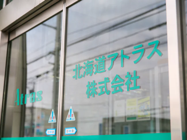 【福利厚生も自慢】3年前は月1回土曜日出勤がありましたが、完全週休2日制に変わりました。残業もほとんどないので、子どもとの時間も大切にしながら働くことが出来ているというスタッフの声もありました。