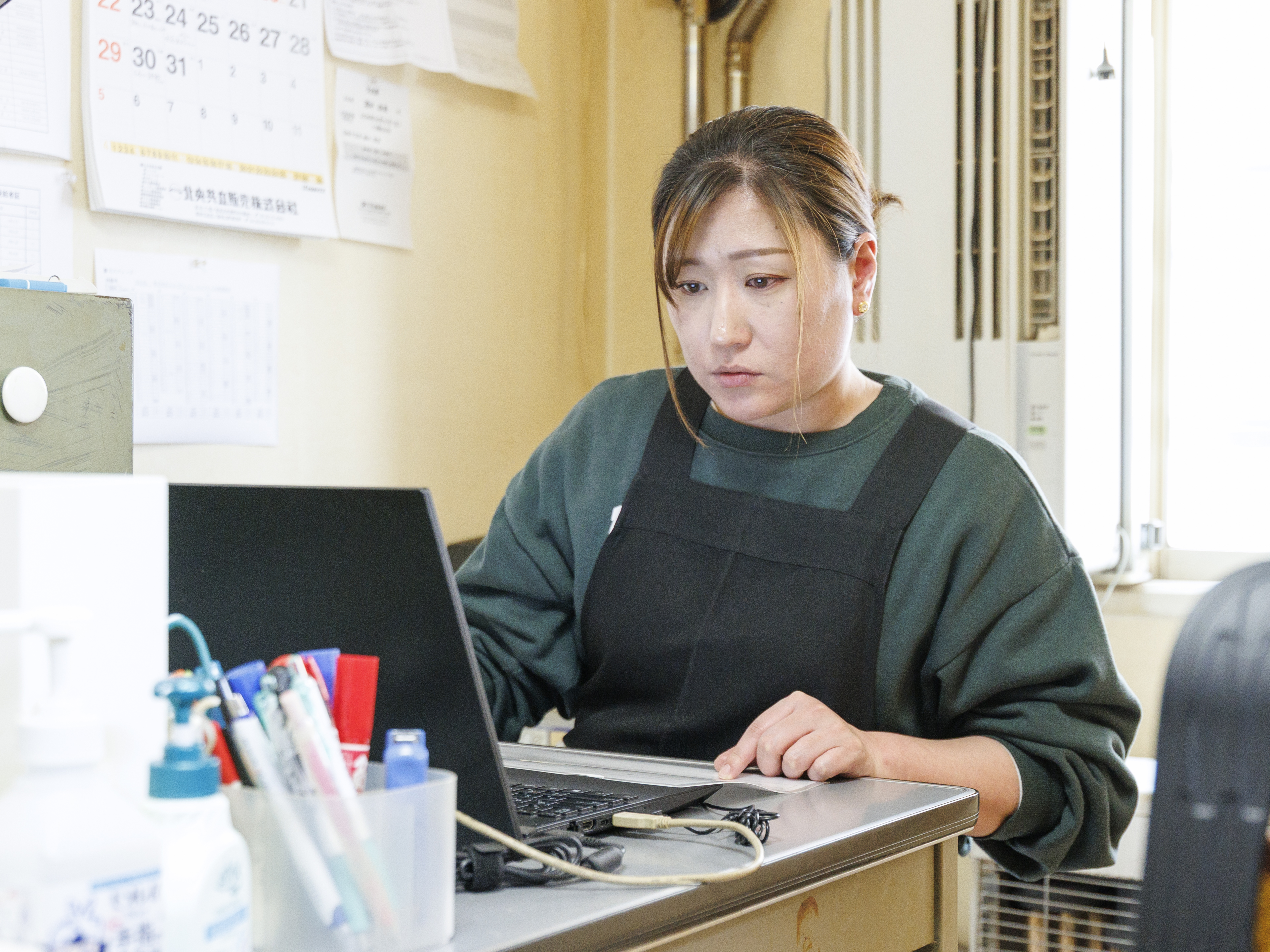 日常業務のひとつに、日報の入力もあります。毎日入居者様と関わる中で気づいたことや気になることがあったら、細かく記録。入居者様が気持ちよく健康に生活できるようサポートに重要な作業です。