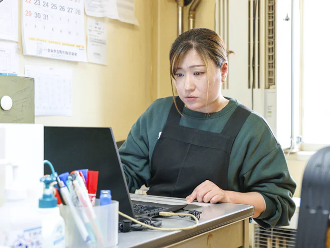 日常業務のひとつに、日報の入力もあります。毎日入居者様と関わる中で気づいたことや気になることがあったら、細かく記録。入居者様が気持ちよく健康に生活できるようサポートに重要な作業です。