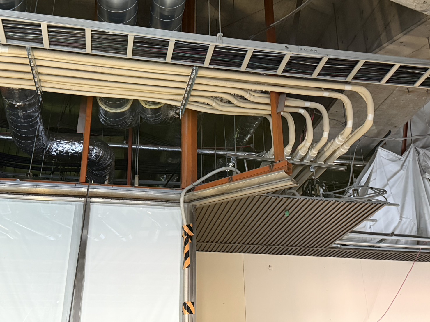 時には、冷媒銅管を100m以上伸ばし接続することもあります。