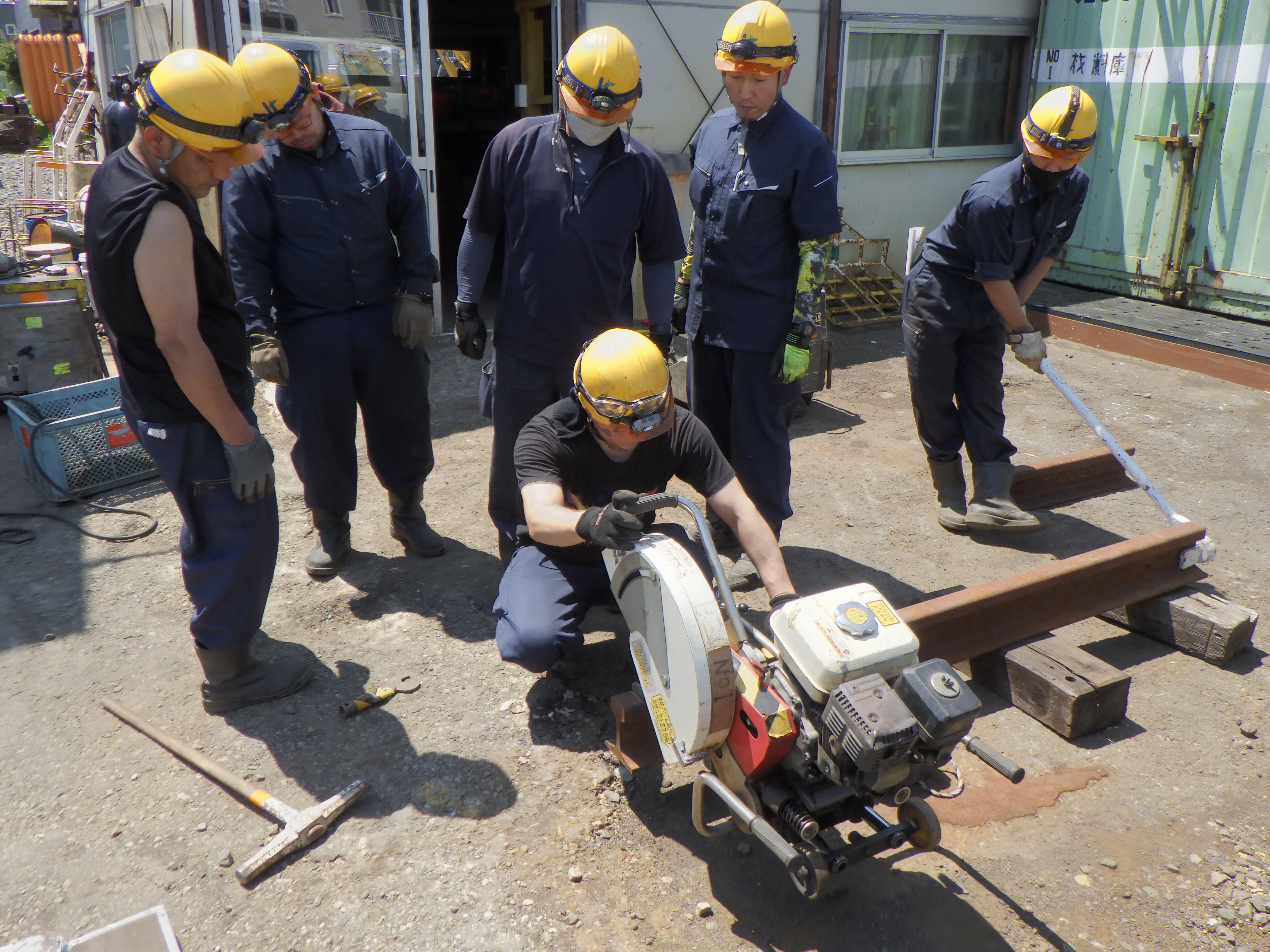 座学・実地講習で基本的な作業を経験してから作業へ出ていただきます。
