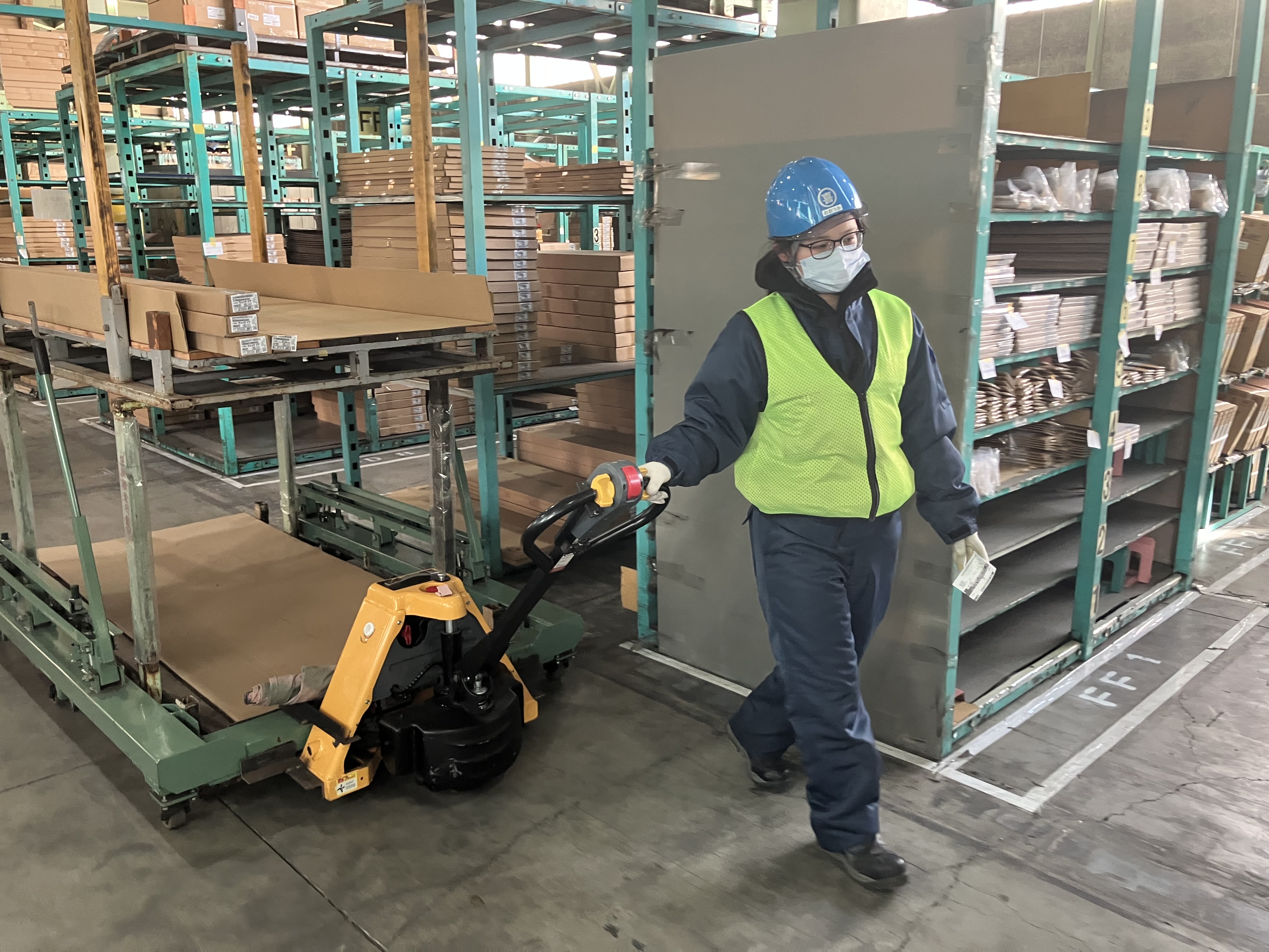 ＜検品作業＞建材は大きいものもありますが、機械化も進んでいて運ぶための機械もあります。女性が片手で動かせるくらいの力で運べますので、力仕事が苦手な方も安心して下さい。