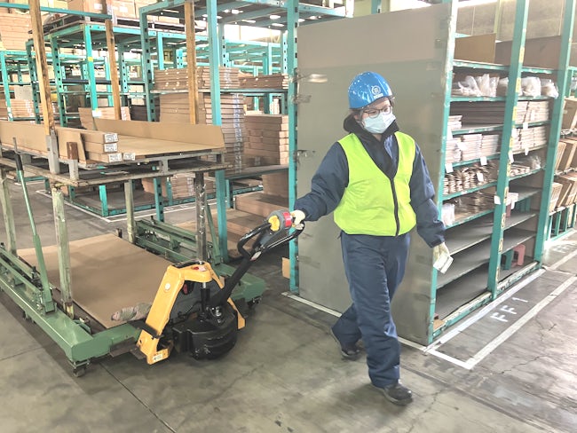 <検品作業>建材は大きいものもありますが、機械化も進んでいて運ぶための機械もあります。女性が片手で動かせるくらいの力で運べますので、力仕事が苦手な方も安心して下さい。