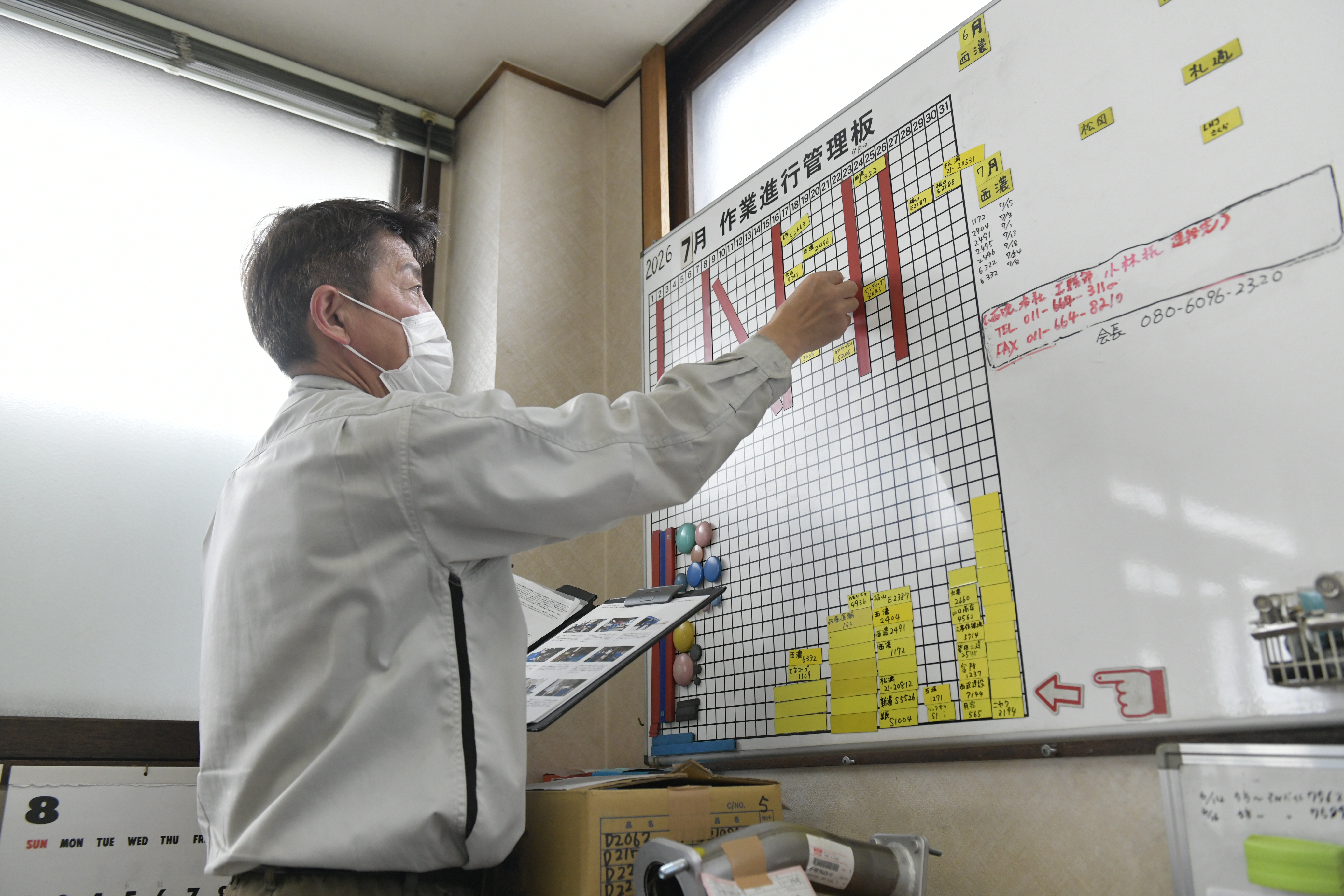 事務所内の予定表で今日の整備予定を一目で確認できます。
整備から納車まで、ある程度余裕を持って丁寧な作業が出来る業務量を調整することで、社員に負担やストレスがかかりすぎないようバランスを取っています。