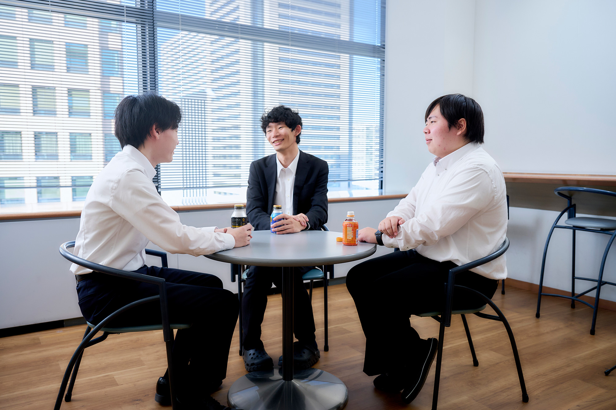 【フレックス×駅チカ。透明性の高い風通しの良さが自慢】コアタイム以外は柔軟に勤務時間を調整でき、札幌駅至近の綺麗なオフィスで通勤◎ 社員に収支状況を公開するほど風通しが良く、定着率は抜群です。