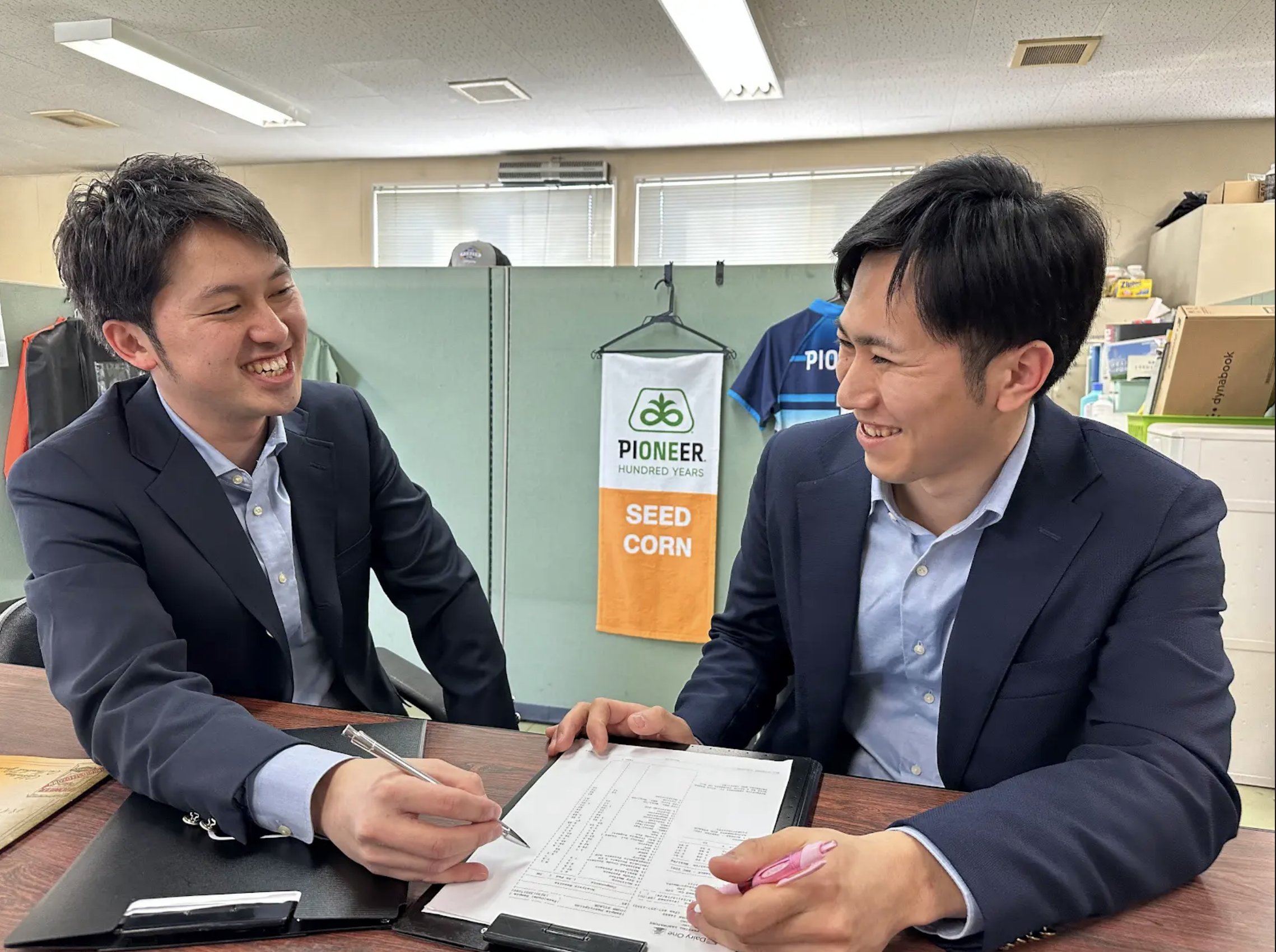 社内には幅広い世代の先輩がおり、困った時はすぐに手を差し伸べてくれる温かい雰囲気です。また、年2回以上オンラインで他拠点の同期と交流できる機会もあり、一人の不安を感じさせないサポート体制が自慢。