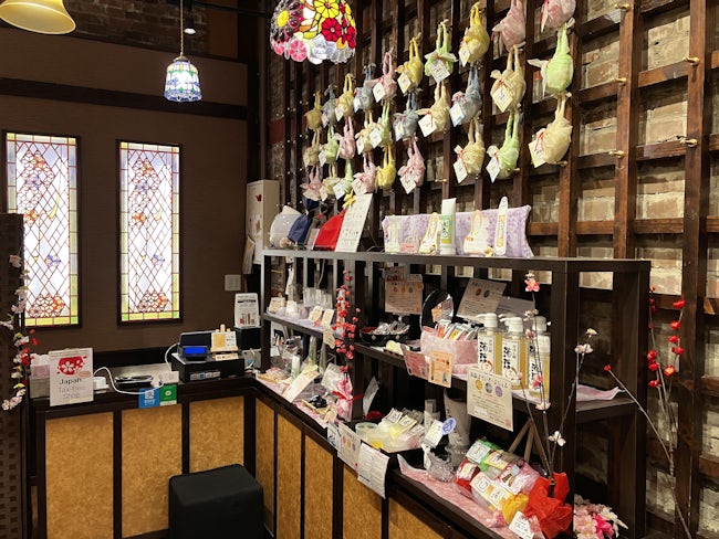 奥行きのある店内。レイアウトやディスプレイも興味がある方にはお任せします。ぜひ一緒に、かわいいお店作りをしていきましょう♪新しいスタッフさんでもどんどん意見が言える、風通しの良い職場です◎