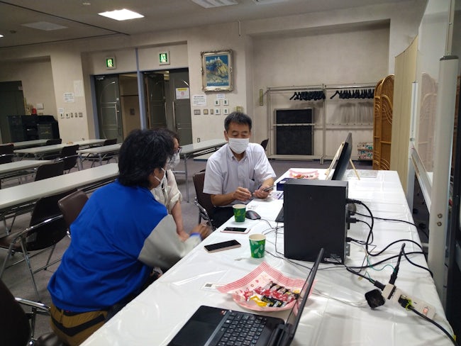 展示会にて弊社商品の説明を行っている様子です。