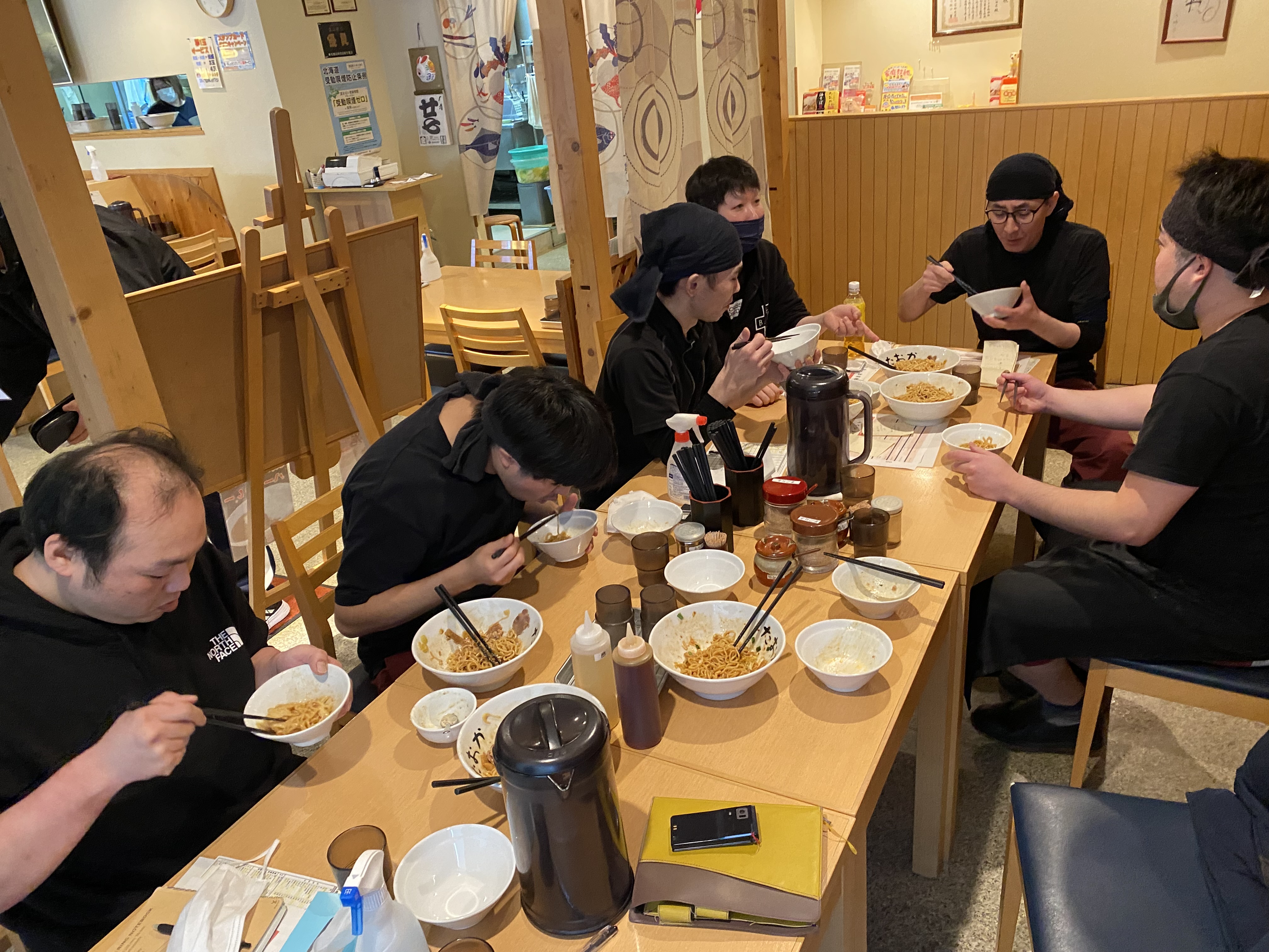 月1回は社員同士の定例会議があります。限定メニューの試食や意見交換、他店との情報交換をします。新しい事を考える事が好きな方にはとても楽しいと思います。