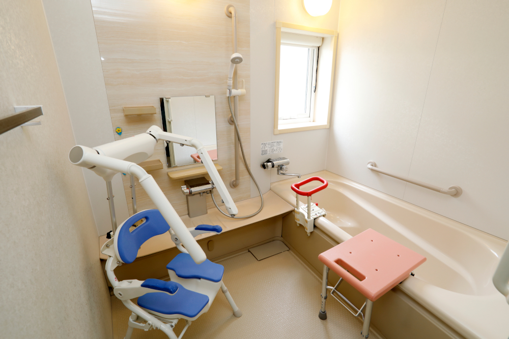 明るく無駄のない浴室