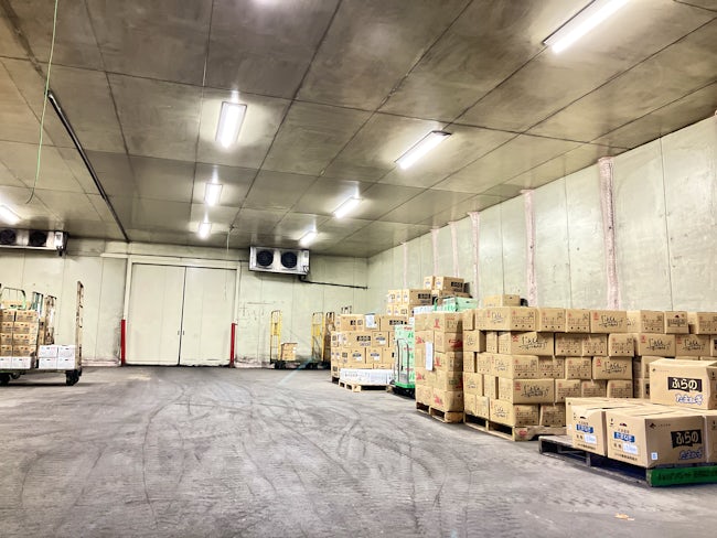 倉庫内には冷蔵室もある為、夏場は作業をしながらクールダウンをすることも。