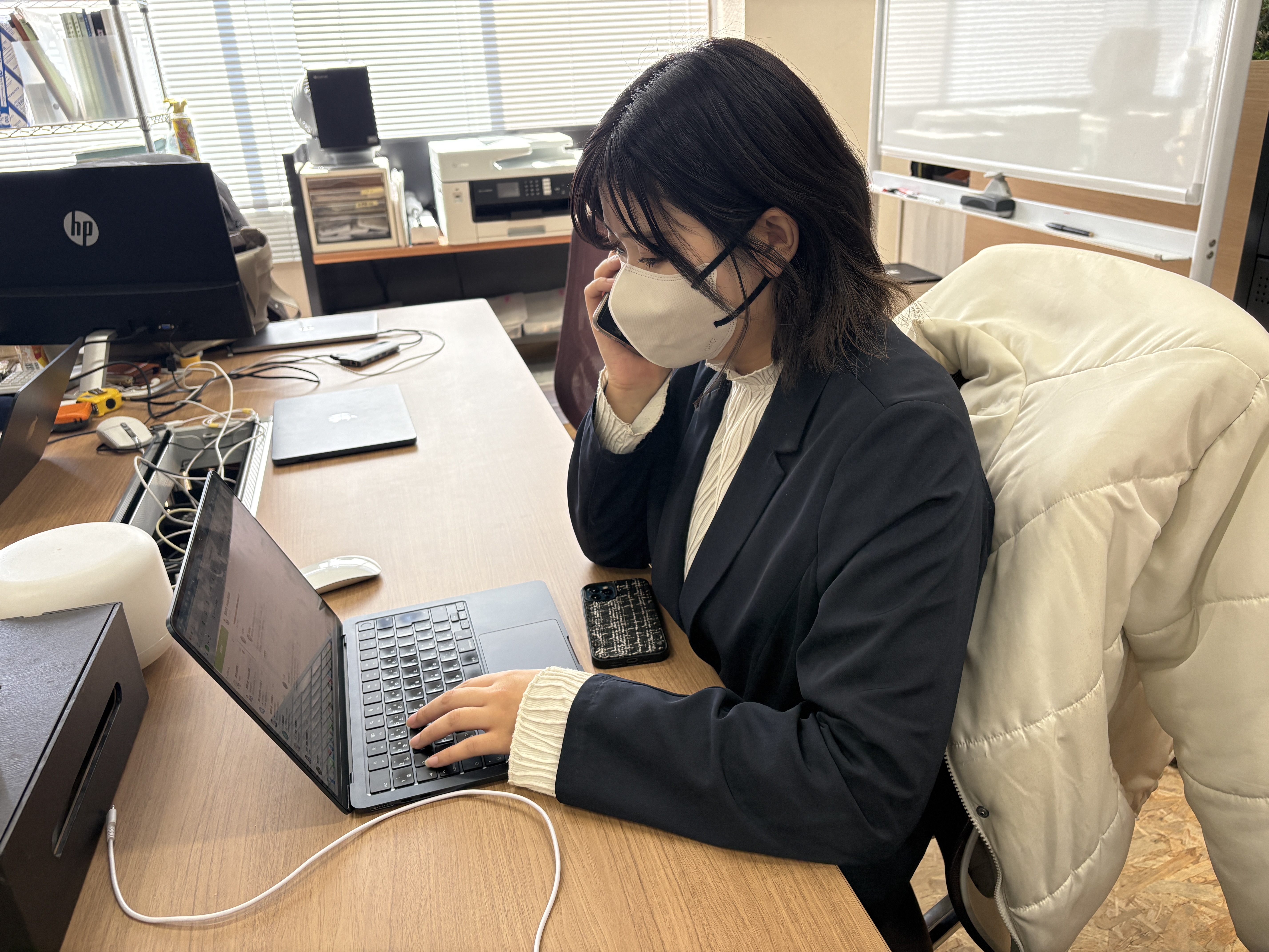 お願いしていく業務は様々ありますが、入社後いっぺんに業務を詰め込むことはありません。慣れていくまで、しっかり先輩が指導しますので自分のペースで業務スキルを習得していって下さいね。